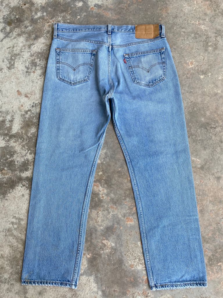 Levi's RARE🔥90's Light blue Wash Vintage Levi's 501 Jeans 35x30 Size US 35 - 2 Thumbnail