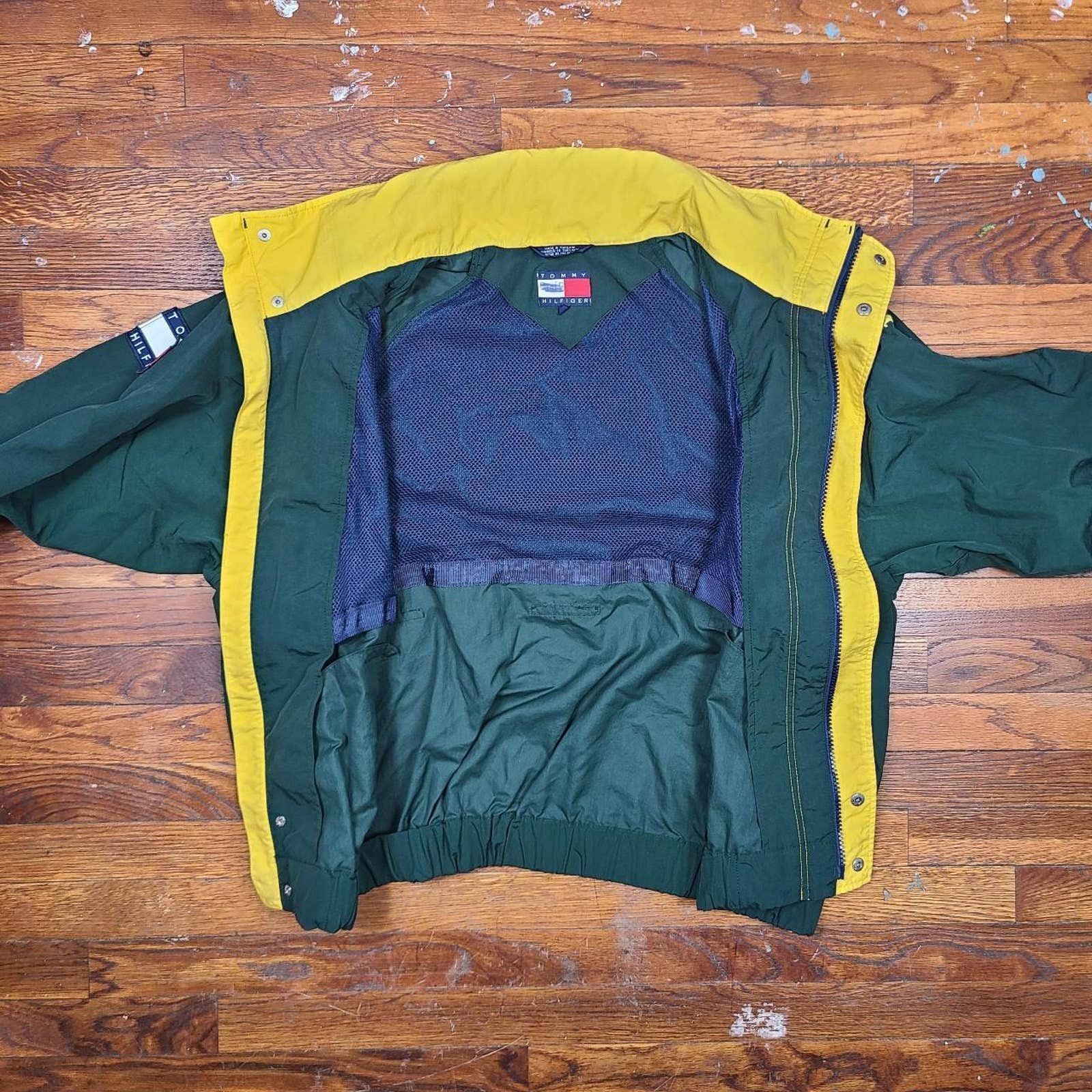 Tommy Hilfiger 90s Green Tommy Hilfiger logo embroidered windbreaker jacket Size US L / EU 52-54 / 3 - 2 Preview
