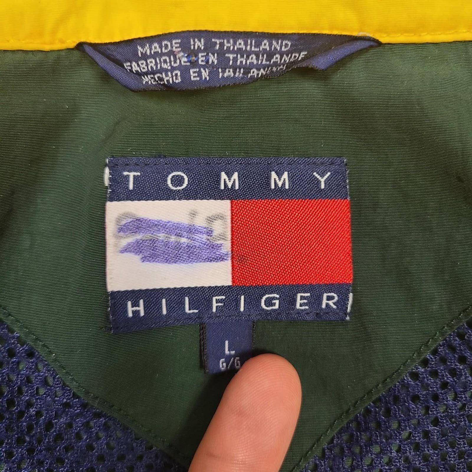 Tommy Hilfiger 90s Green Tommy Hilfiger logo embroidered windbreaker jacket Size US L / EU 52-54 / 3 - 3 Thumbnail