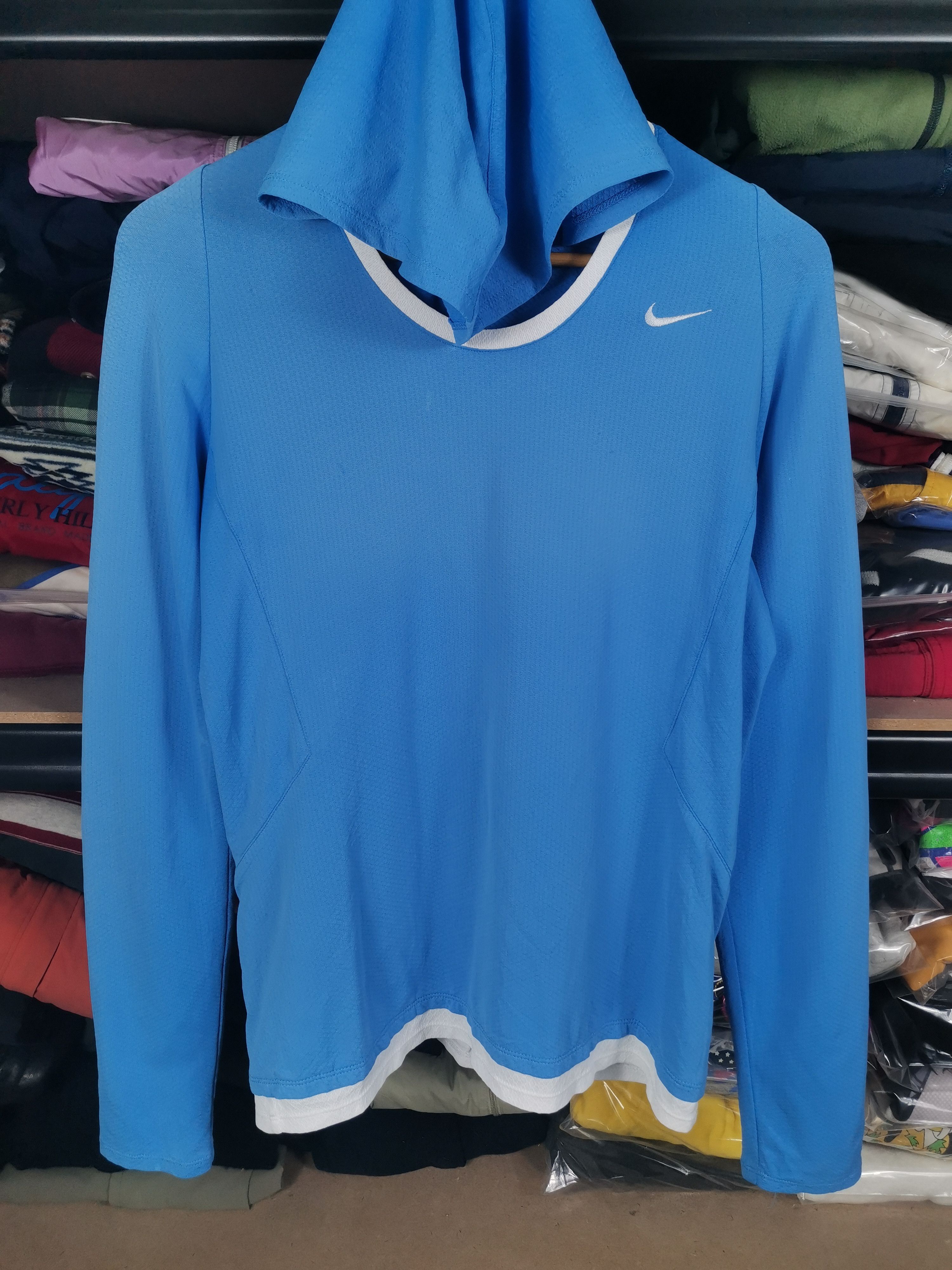 Nike Vintage Nike Small Embroidered Logo Hoodie Size US L / EU 52-54 / 3 - 1 Thumbnail