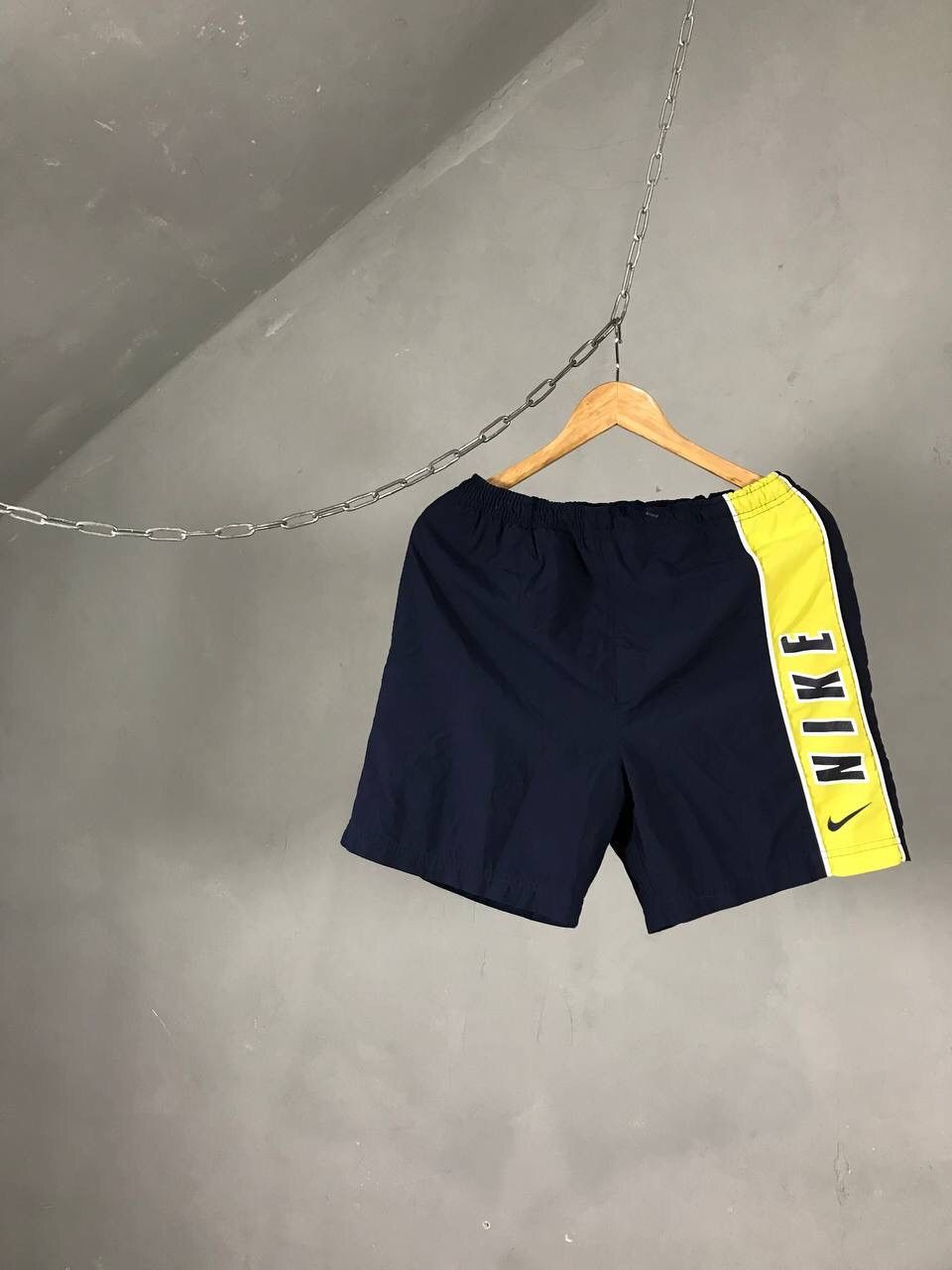 Nike Nike swoosh streetwear vintage shorts Size US 32 / EU 48 - 1 Thumbnail