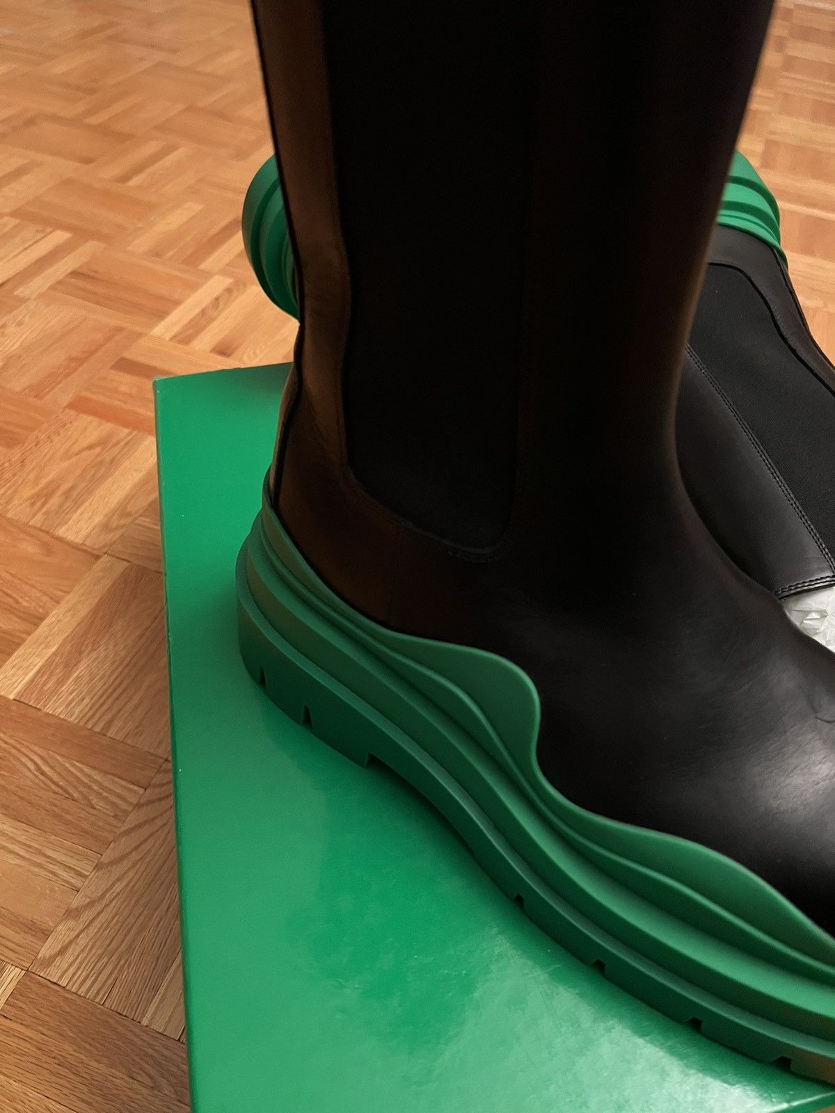 Bottega Veneta NEW 40 Black Grass Green Tire Chelsea Boots Leather Bottega Size US 7 / EU 40 - 12 Thumbnail