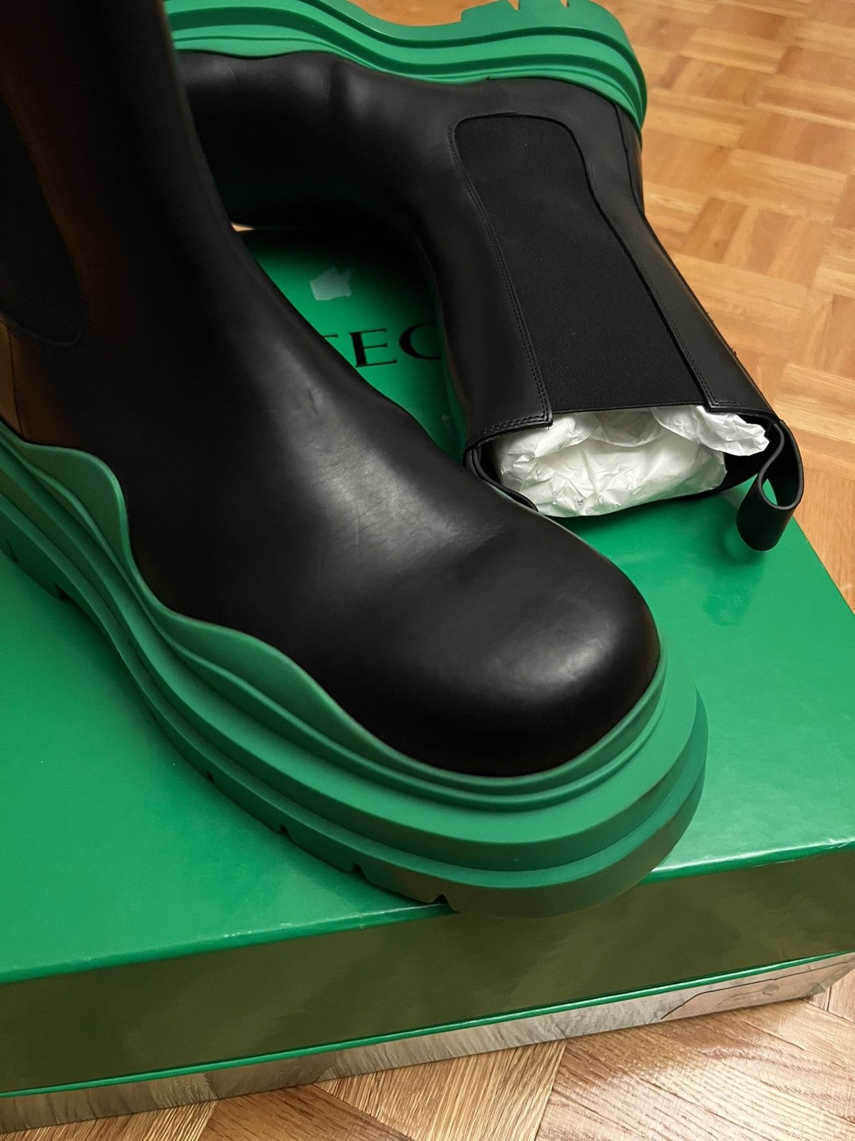 Bottega Veneta NEW 40 Black Grass Green Tire Chelsea Boots Leather Bottega Size US 7 / EU 40 - 11 Thumbnail