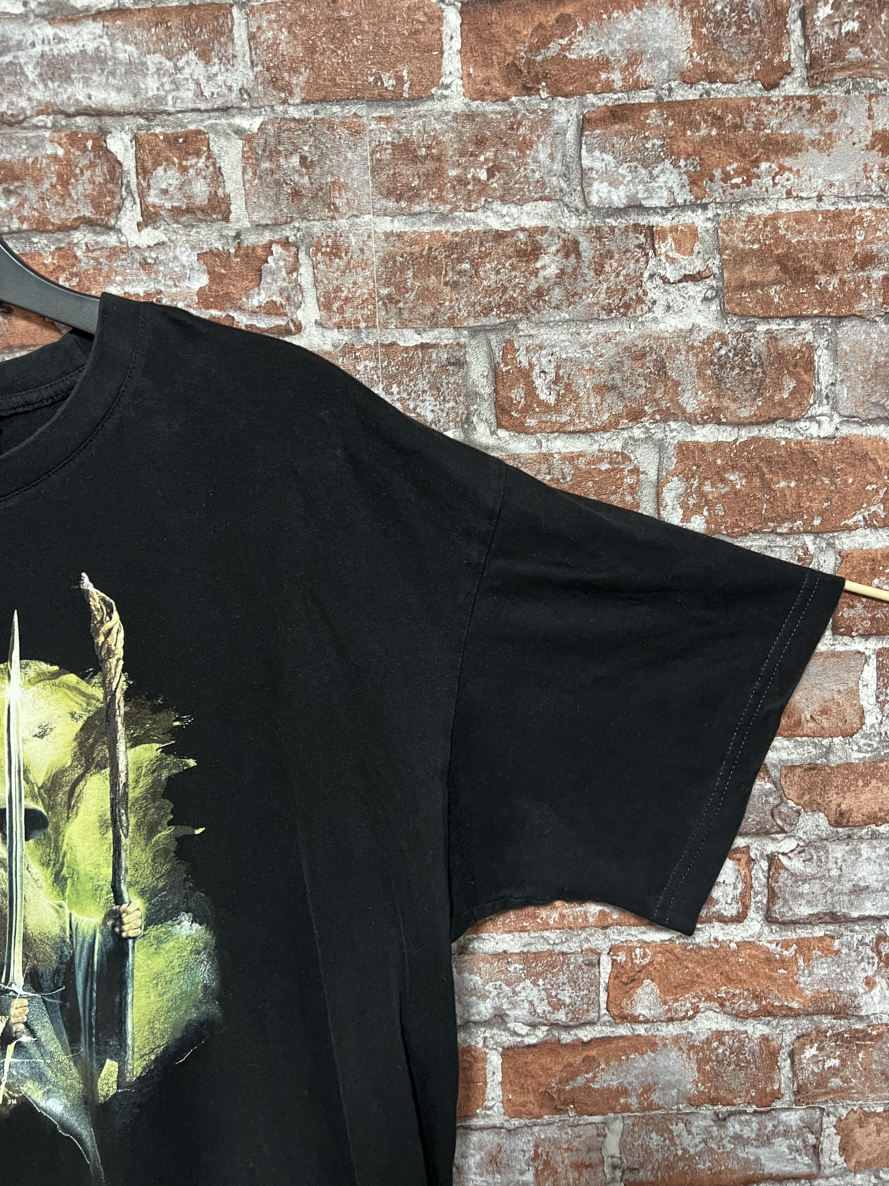 Vintage Vintage 2013 Hobbit Gandalf Movie T-shirt Size US L / EU 52-54 / 3 - 6 Thumbnail