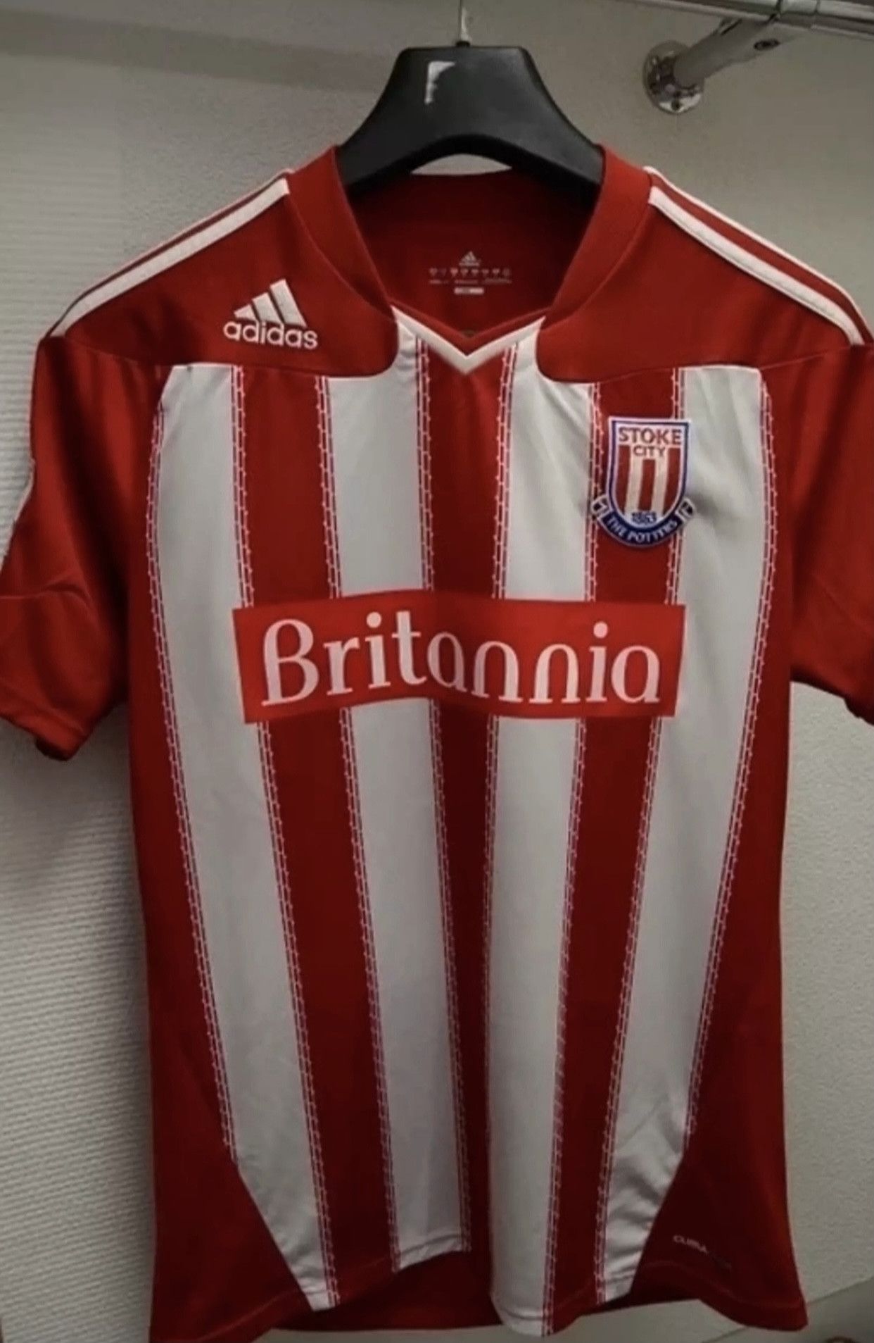 Adidas Stoke city adidas soares 8 patch autograp soccer jersey M Size US M / EU 48-50 / 2 - 2 Thumbnail