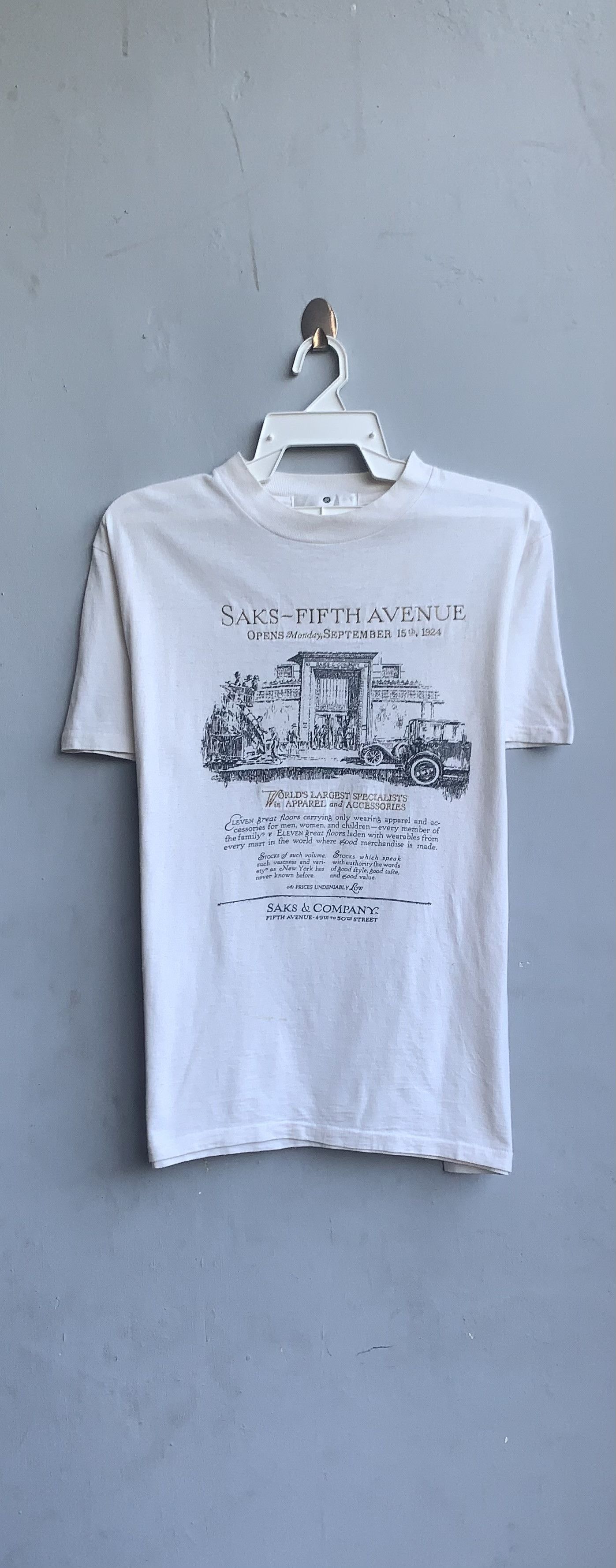 Saks Fifth Avenue Vintage Saks Fifth Avenue Tee Size US M / EU 48-50 / 2 - 1 Thumbnail