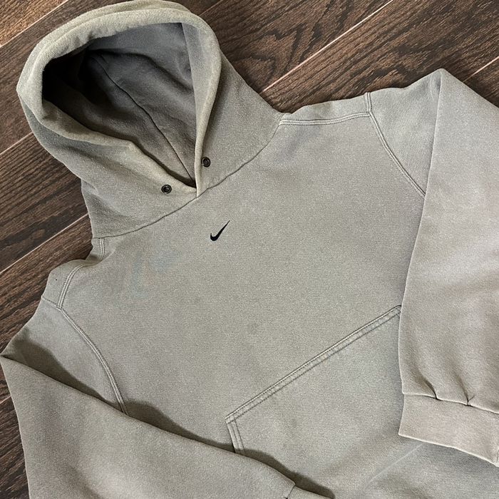 Center chest 2024 nike swoosh hoodie