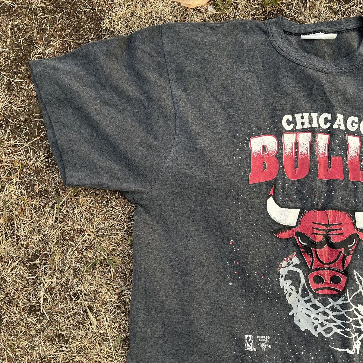 Vintage Vintage 90s Chicago Bulls Sun Faded Graphic Tee Streetwear L Size US L / EU 52-54 / 3 - 2 Thumbnail