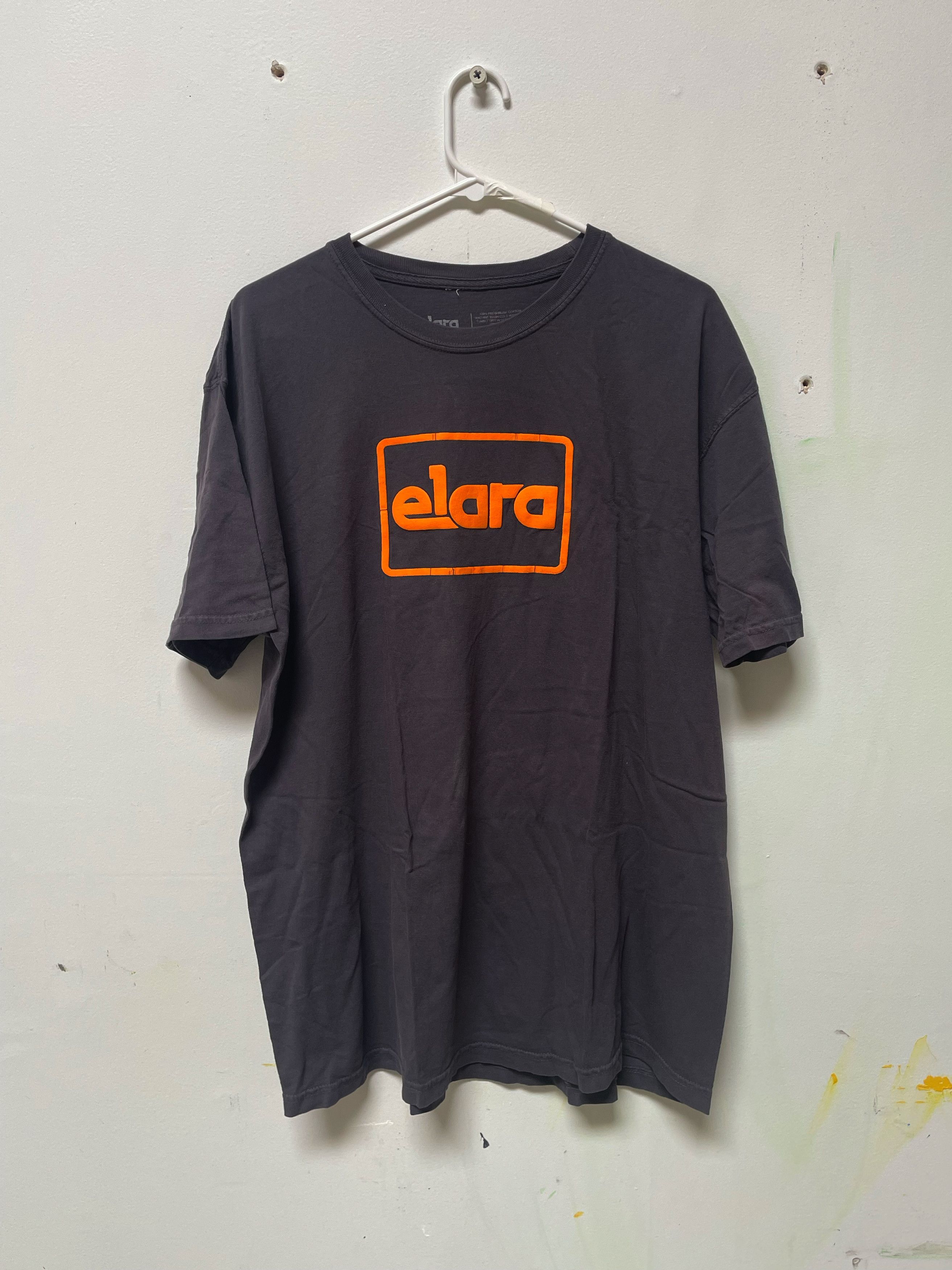 ELARA LOGO TEE RED/CHARCOAL