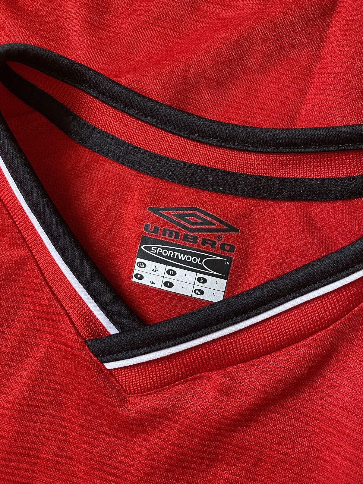 Umbro Umbro Manchester United vintage red soccer jersey Size US L / EU 52-54 / 3 - 7 Thumbnail