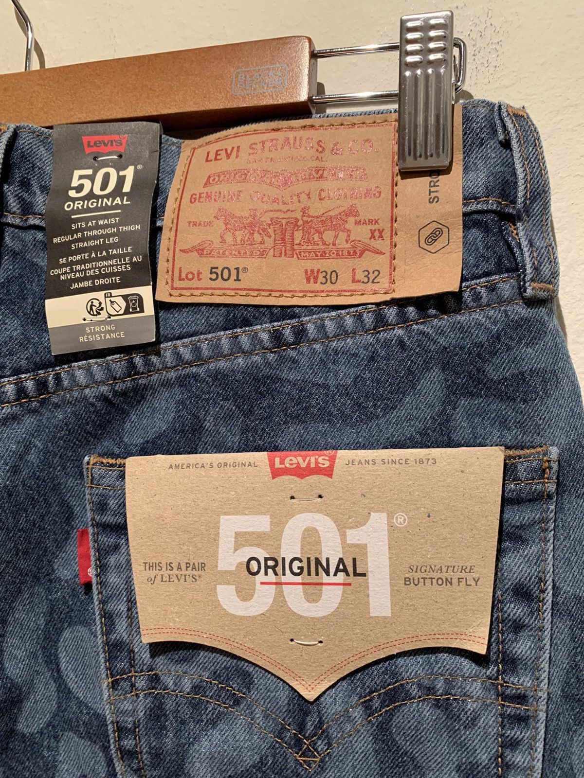 Designer × Levi's × Levi's Vintage Clothing *RARE* New Levi’s 501 Letter Camo Strong Denim Jeans 30 x 32 Size US 30 / EU 46 - 6 Thumbnail