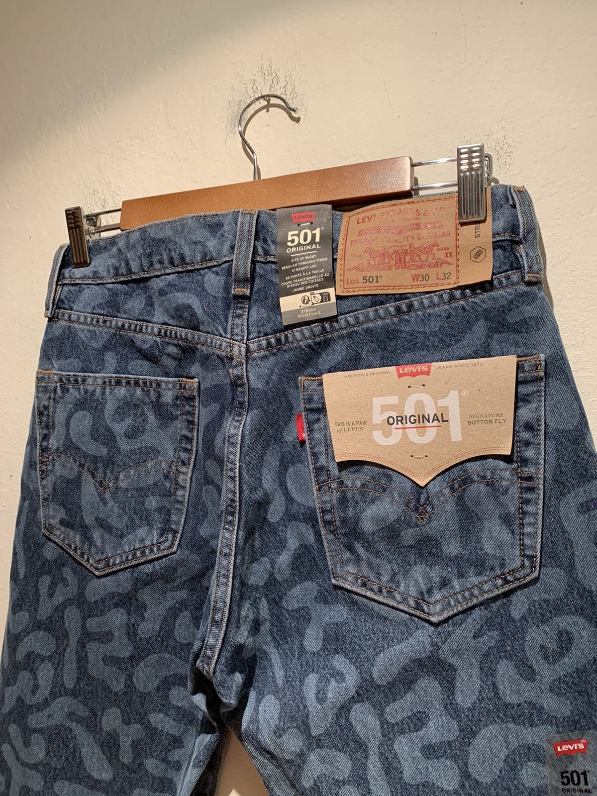 Designer × Levi's × Levi's Vintage Clothing *RARE* New Levi’s 501 Letter Camo Strong Denim Jeans 30 x 32 Size US 30 / EU 46 - 4 Thumbnail