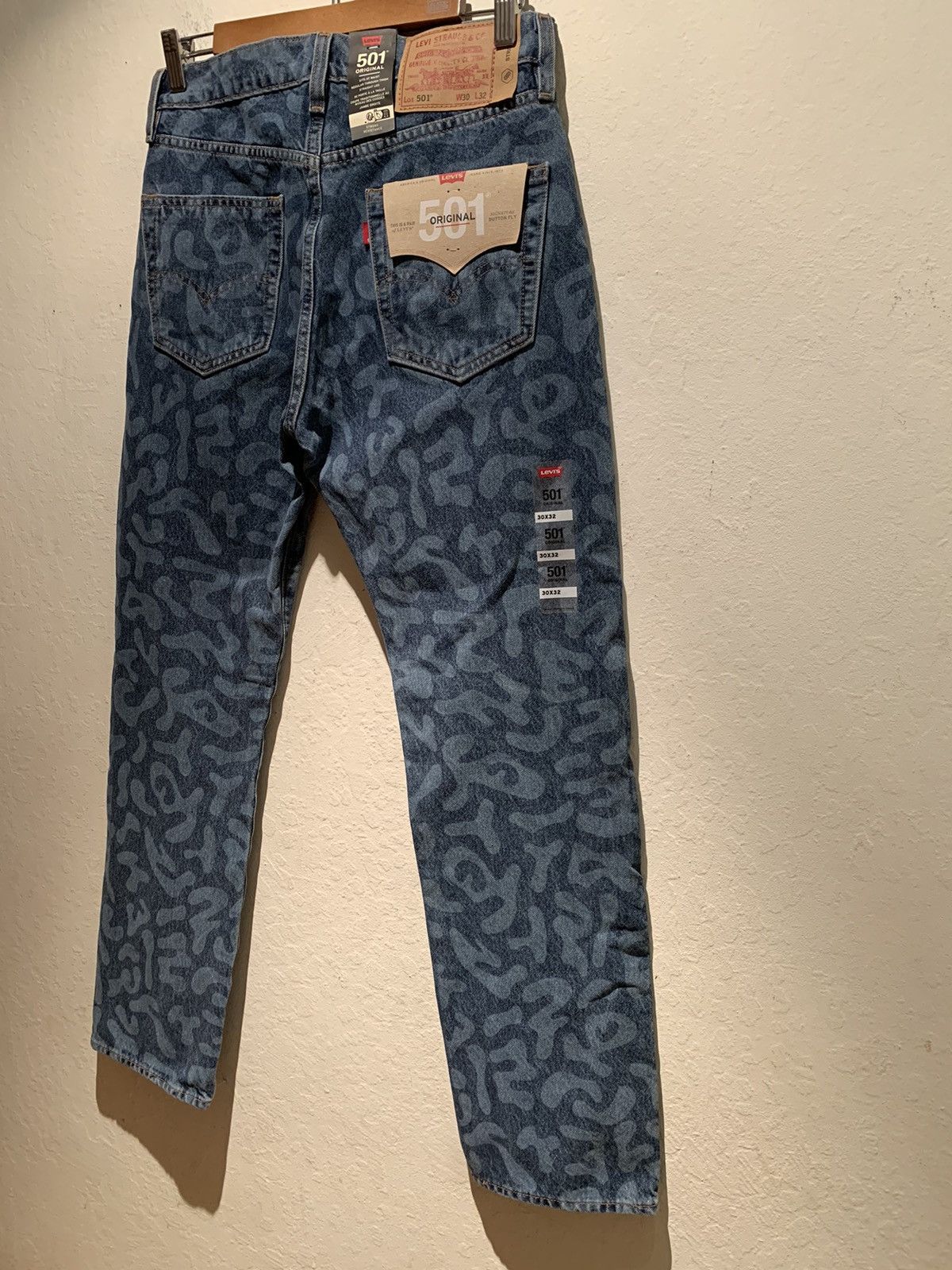 Designer × Levi's × Levi's Vintage Clothing *RARE* New Levi’s 501 Letter Camo Strong Denim Jeans 30 x 32 Size US 30 / EU 46 - 2 Thumbnail