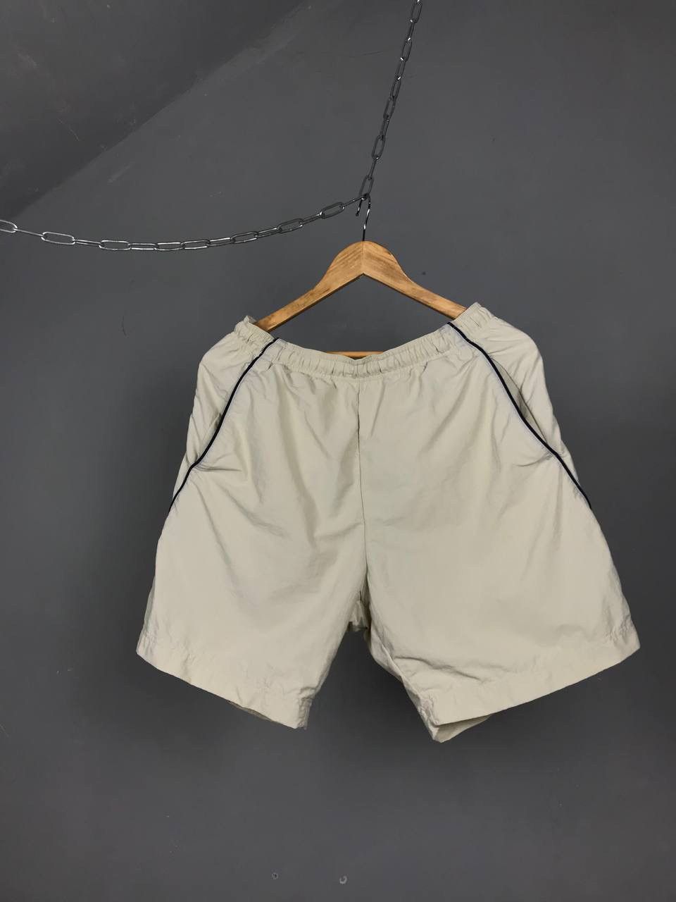 Vintage Nike swoosh streetwear vintage shorts Size US 34 / EU 50 - 1 Thumbnail