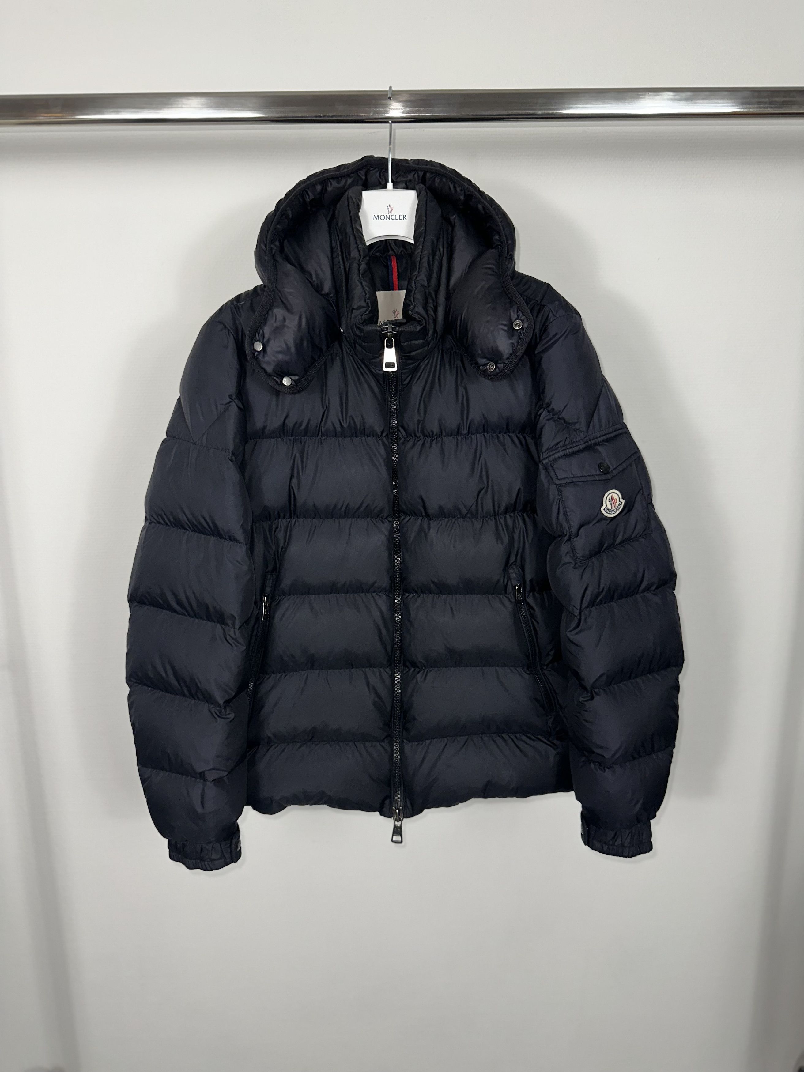 Moncler hotsell himalaya black