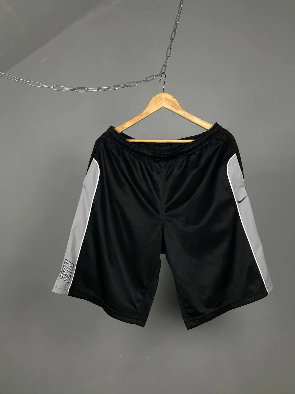 Vintage Nike swoosh streetwear vintage shorts Size US 34 / EU 50 - 1 Thumbnail