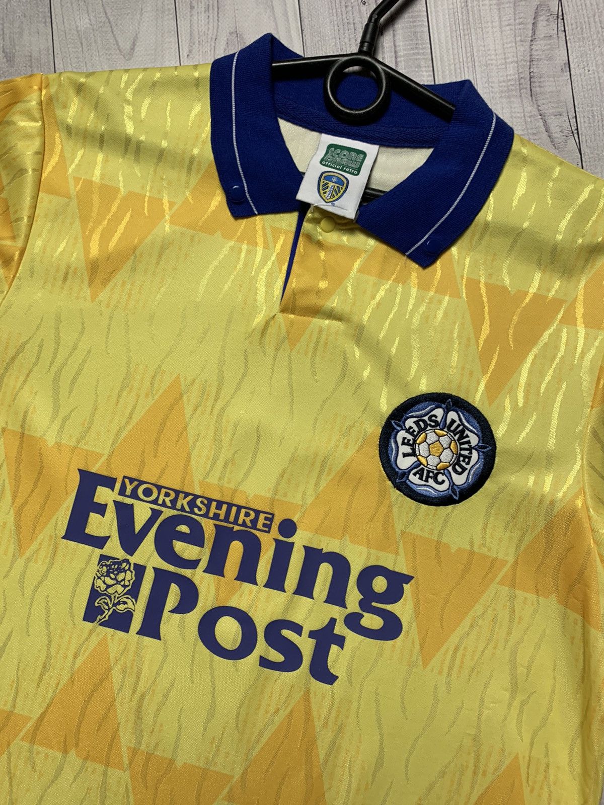 Other soccer jersey Leeds United yellow rare size M Size US M / EU 48-50 / 2 - 3 Thumbnail