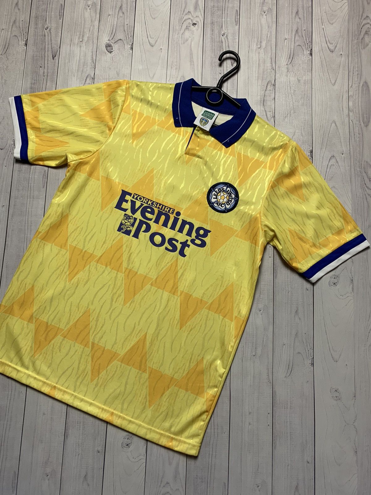 Other soccer jersey Leeds United yellow rare size M Size US M / EU 48-50 / 2 - 2 Thumbnail