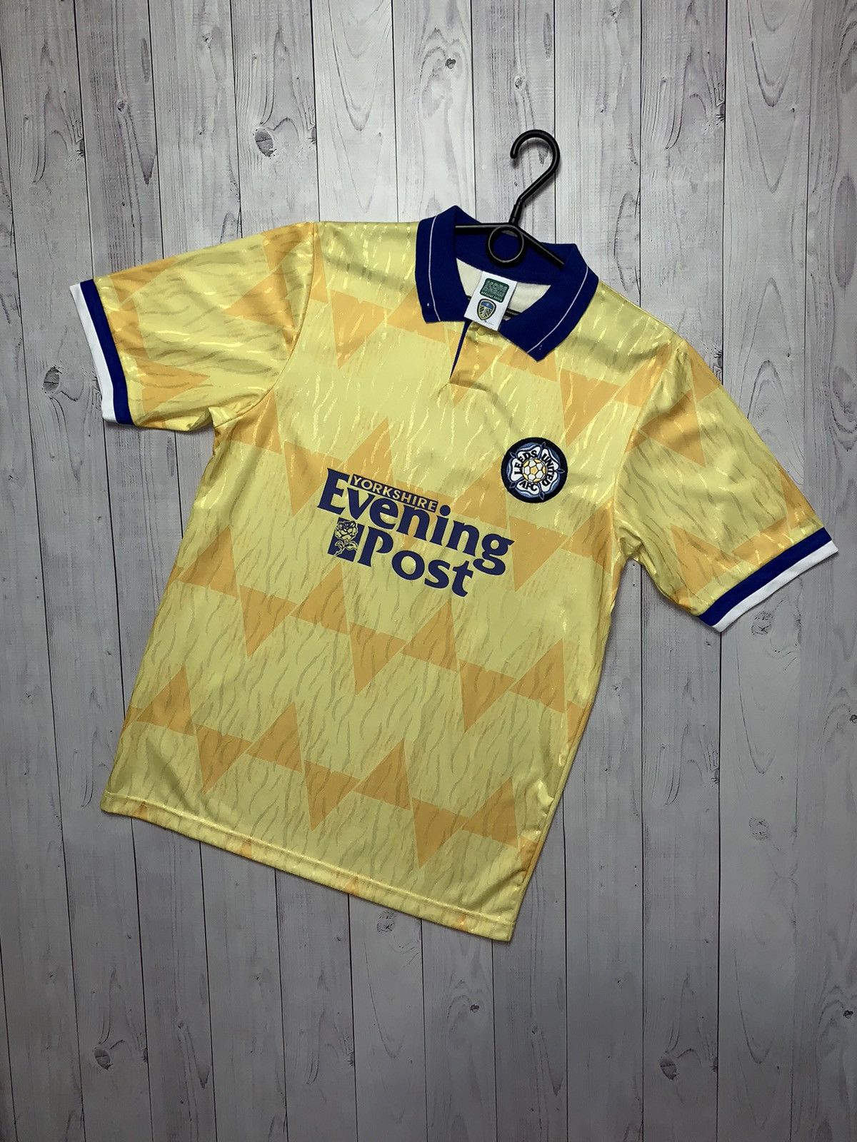 Other soccer jersey Leeds United yellow rare size M Size US M / EU 48-50 / 2 - 1 Thumbnail