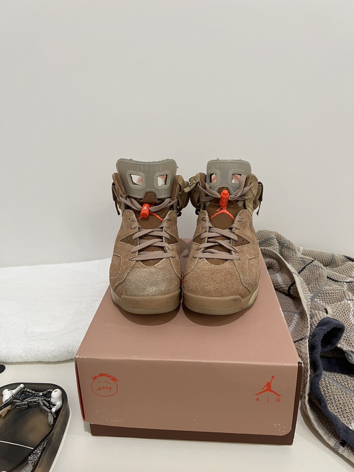 travis scott jordan 6 khaki on feet