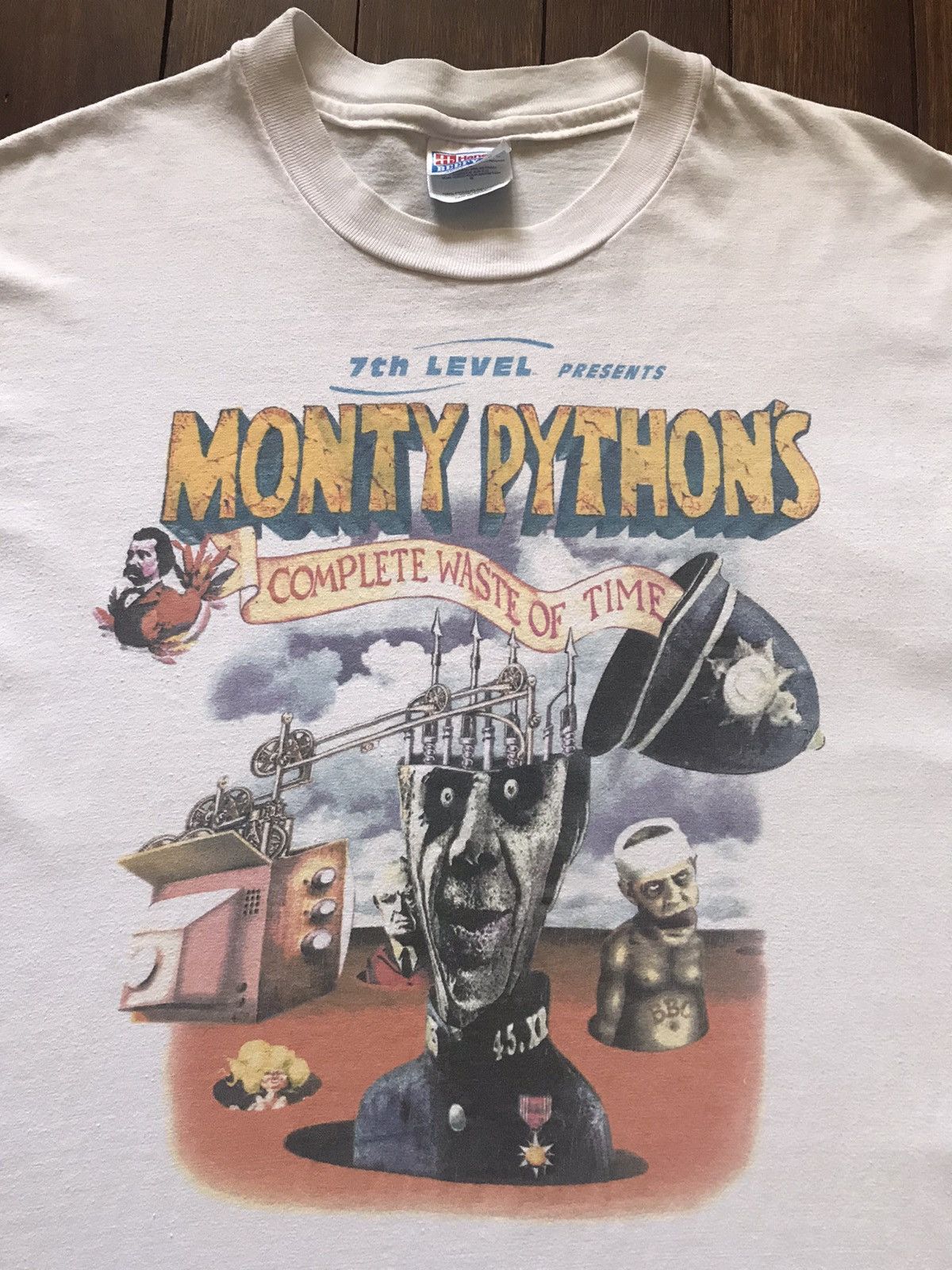Vintage 90s Monty Python Complete Waste of Time Video Game Tee Shirt Size US L / EU 52-54 / 3 - 1 Thumbnail