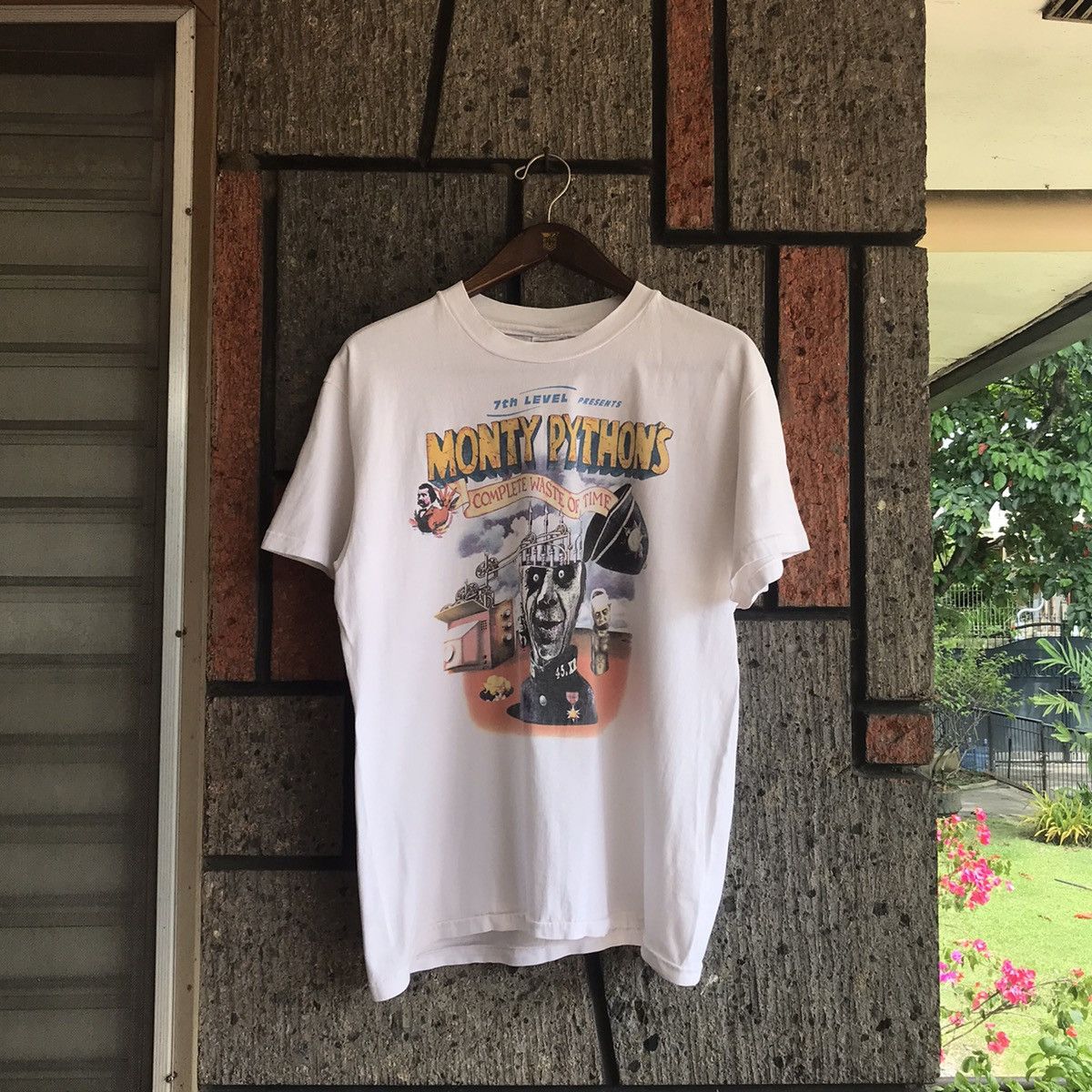 Vintage 90s Monty Python Complete Waste of Time Video Game Tee Shirt Size US L / EU 52-54 / 3 - 3 Thumbnail