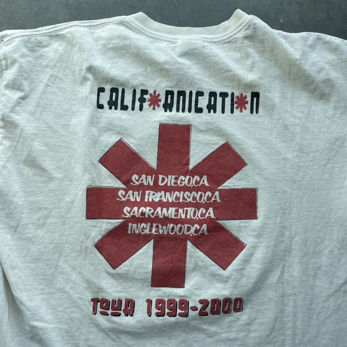 Band Tees Vintage Red Hot Chili Peppers T Shirt Californication Size US XXL / EU 58 / 5 - 5 Thumbnail