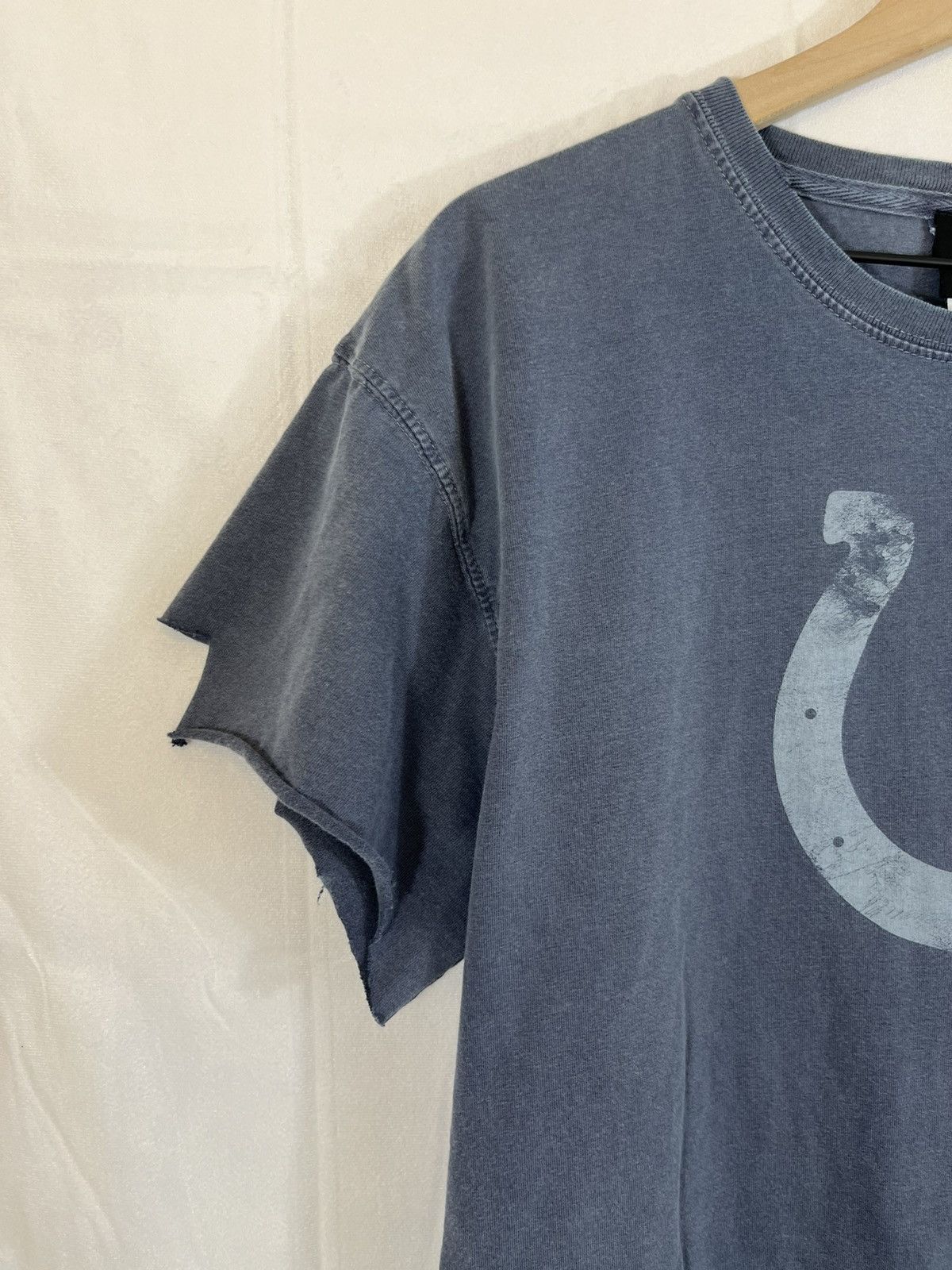 NFL Distressed Faded Indiana Colts Cut Off Cap Sleeve Tee Size US L / EU 52-54 / 3 - 5 Thumbnail