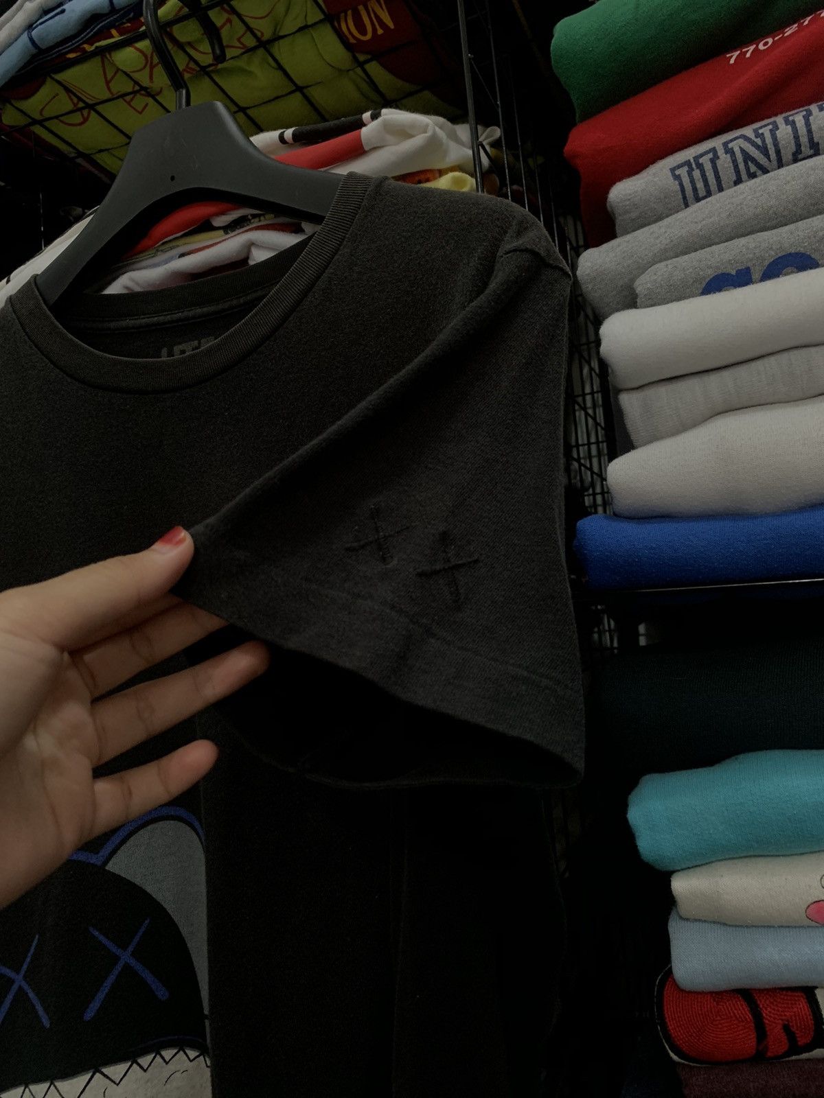 Kaws × Uniqlo kaws x uniqlo t-shirt Size US S / EU 44-46 / 1 - 3 Thumbnail