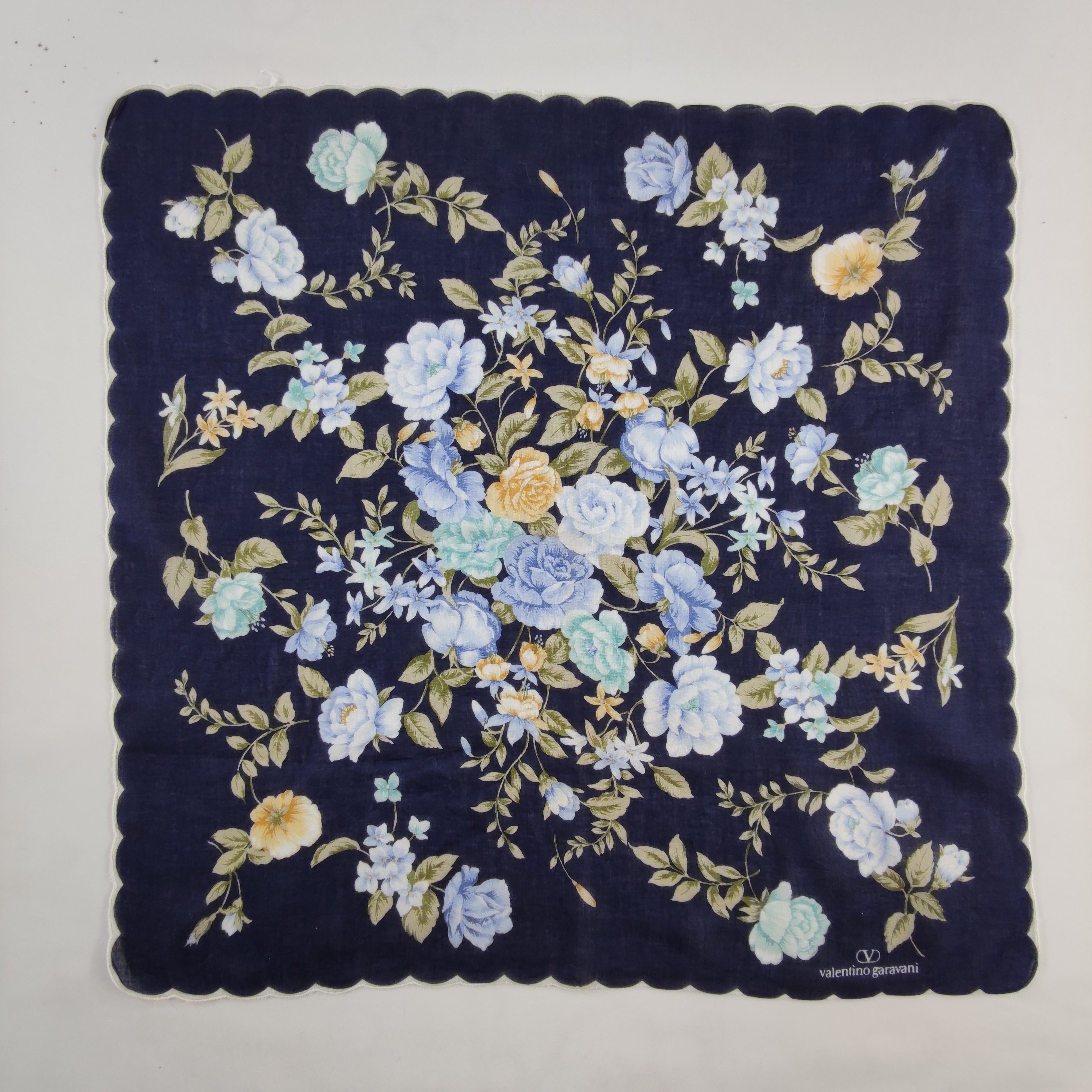 Vintage Valentino Garavani Handkerchief/Neckerchief/Bandana Size ONE SIZE - 2 Thumbnail