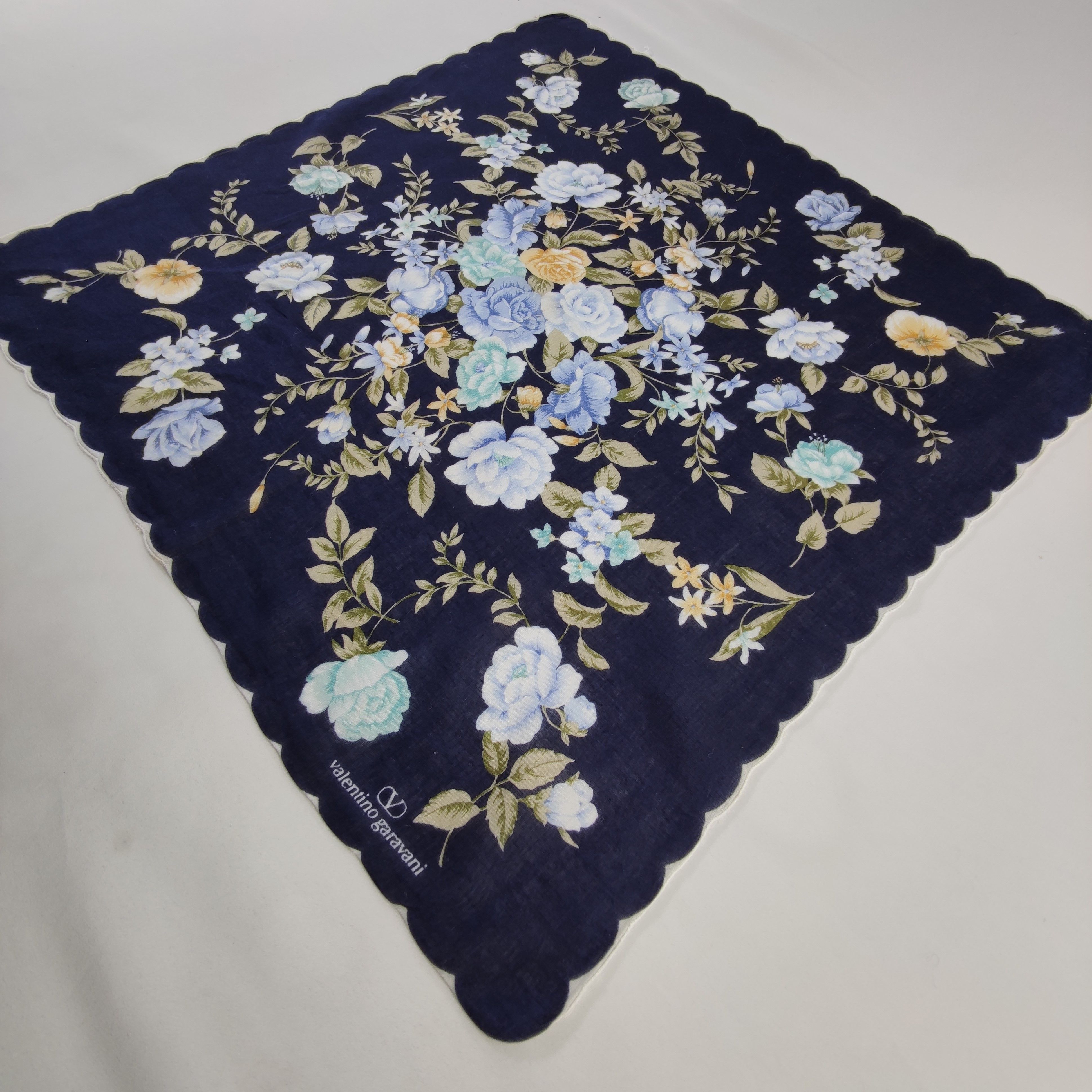 Vintage Valentino Garavani Handkerchief/Neckerchief/Bandana Size ONE SIZE - 3 Thumbnail