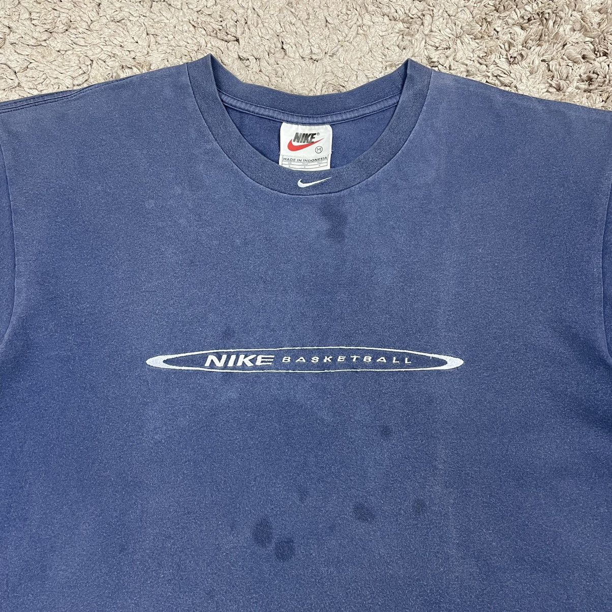 Nike × Vintage Vintage Nike Basketball Centre Swoosh T-shirt Size US M / EU 48-50 / 2 - 5 Thumbnail