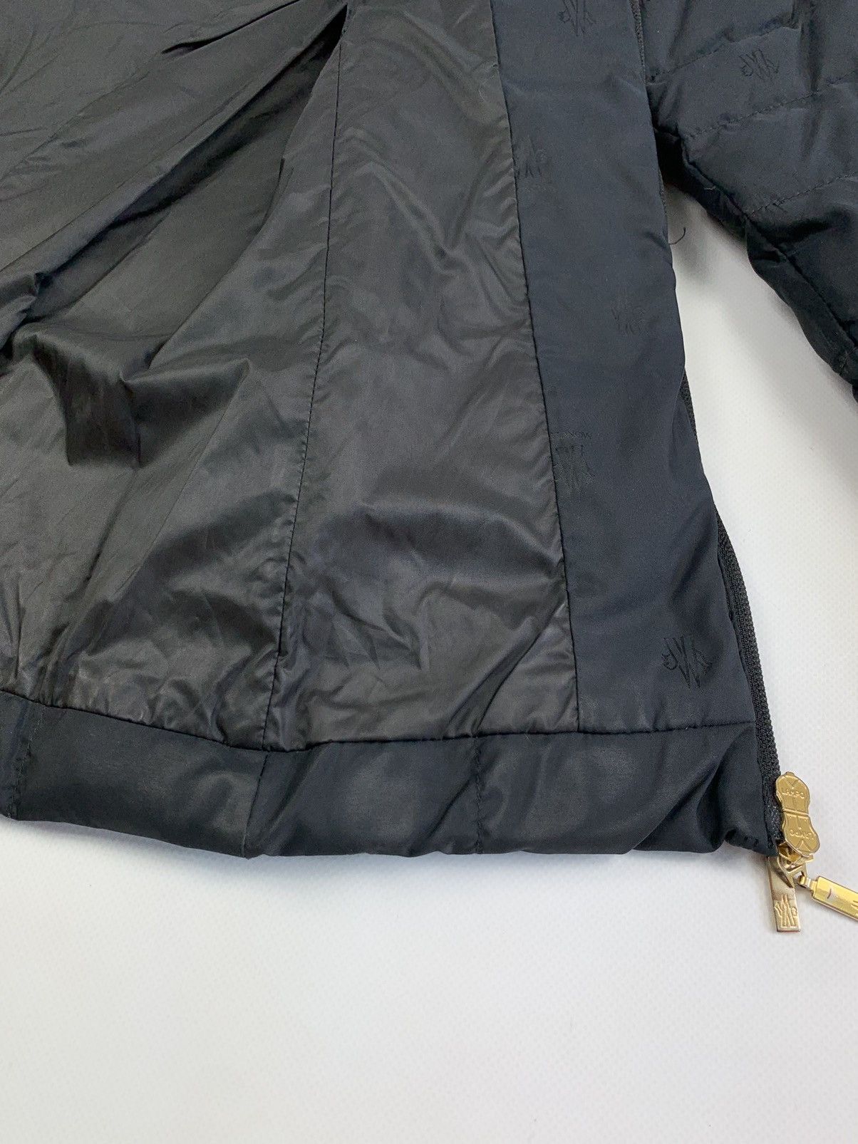 Moncler Moncler vintage women’s monogram multilogo down jacket Sz 1 Size S / US 4 / IT 40 - 13 Thumbnail