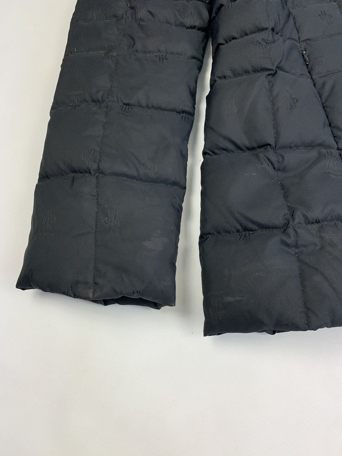 Moncler Moncler vintage women’s monogram multilogo down jacket Sz 1 Size S / US 4 / IT 40 - 4 Thumbnail