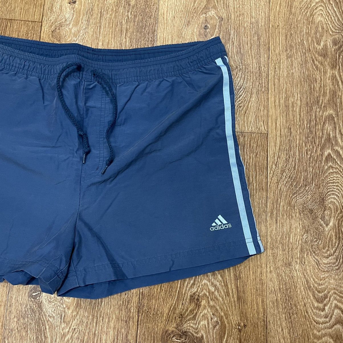 Vintage Vintage Adidas Y2K Nylon Shorts Navy Baggy Streetwear 32 Size US 32 / EU 48 - 2 Thumbnail