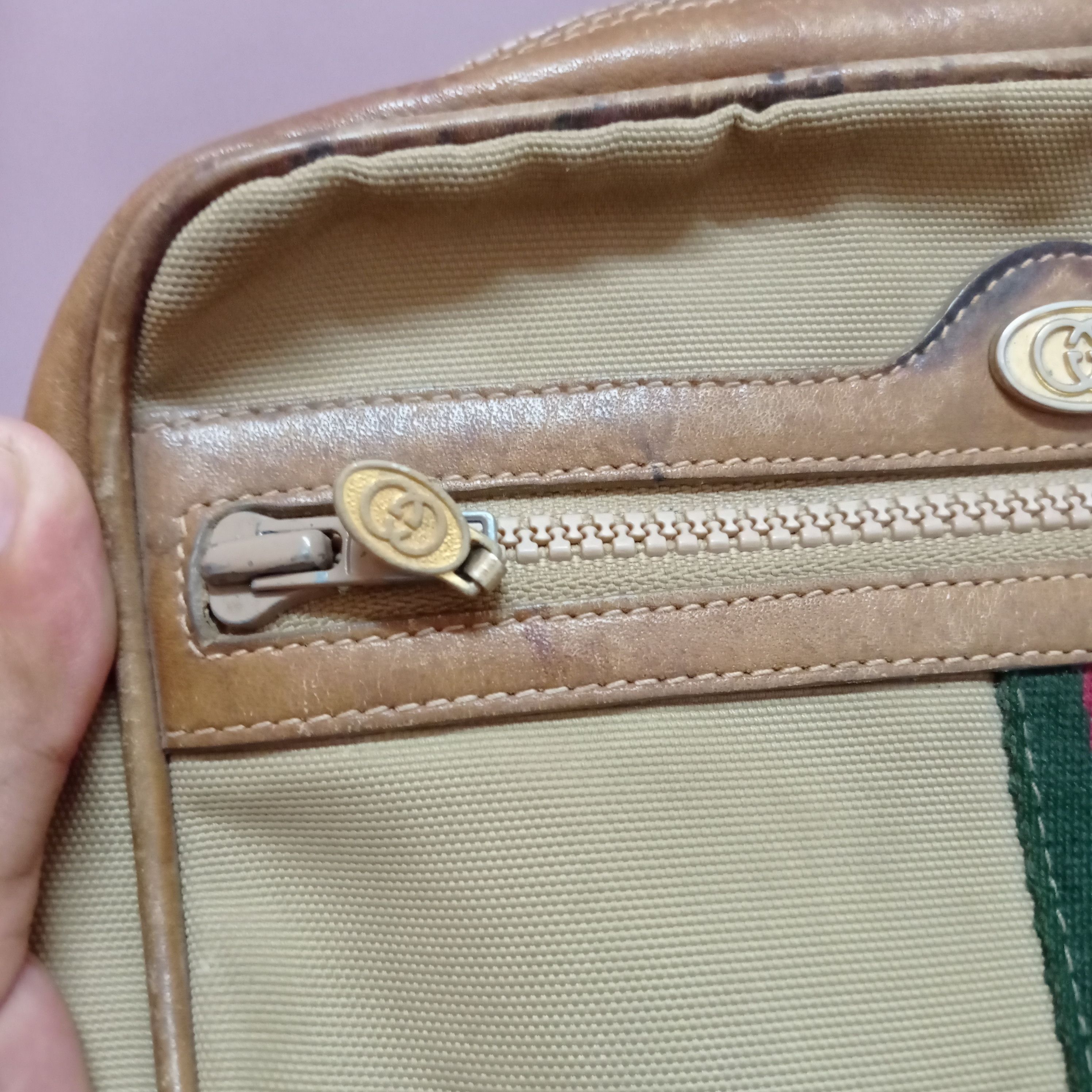 Gucci × Vintage Super Vintage GUCCI GG CANVAS CROSS BODY PURSE (AUTHENTIC) Size ONE SIZE - 14 Thumbnail