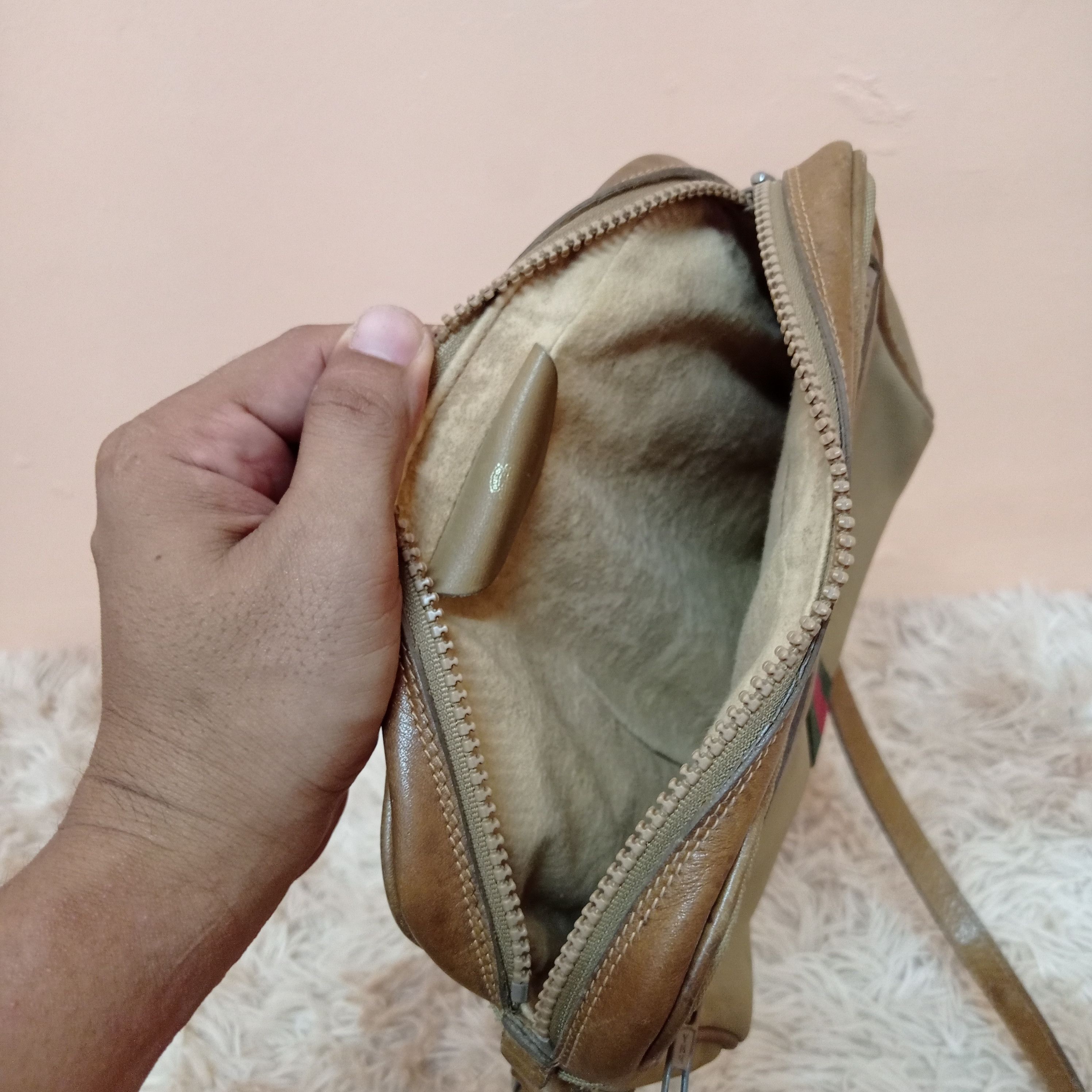 Gucci × Vintage Super Vintage GUCCI GG CANVAS CROSS BODY PURSE (AUTHENTIC) Size ONE SIZE - 22 Thumbnail