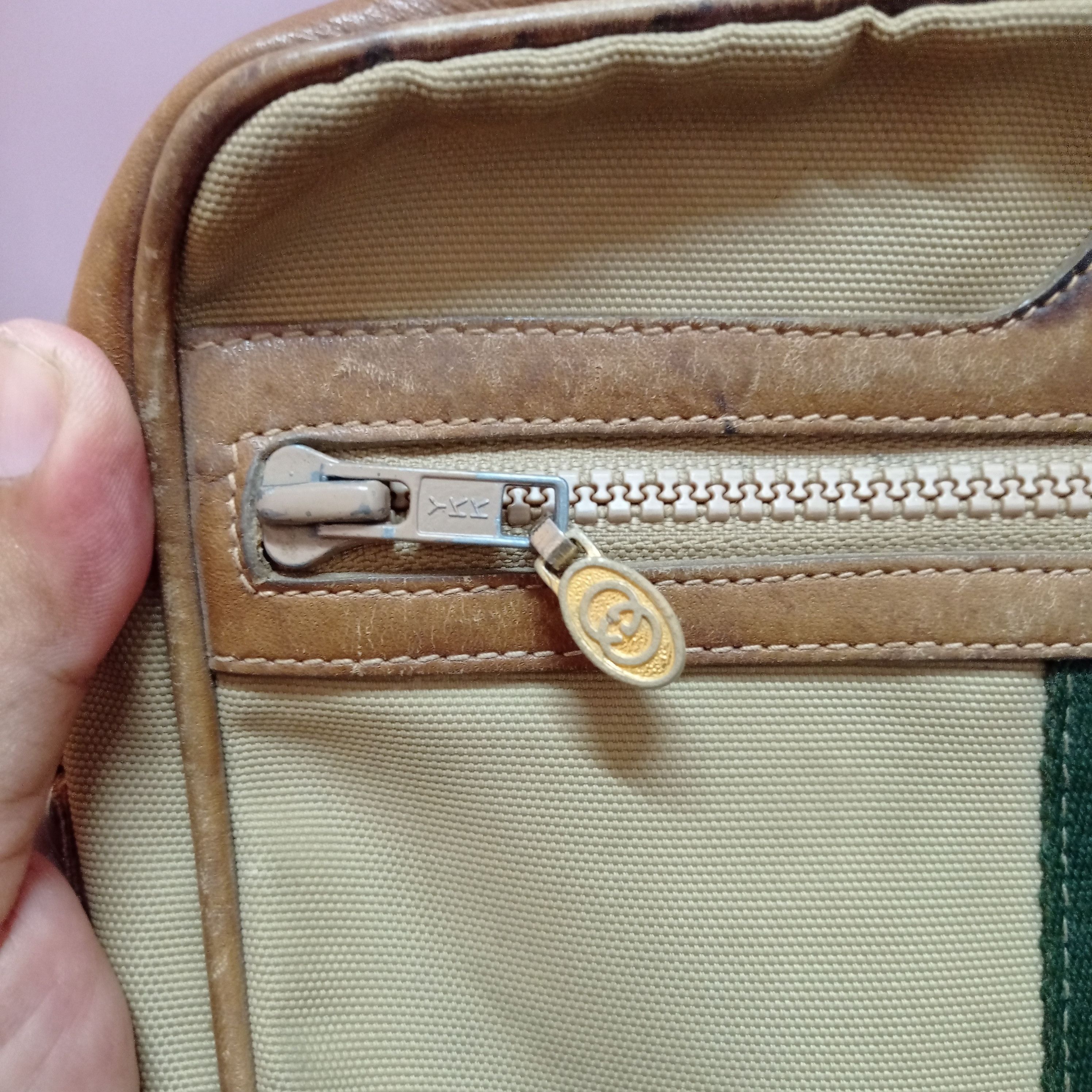 Gucci × Vintage Super Vintage GUCCI GG CANVAS CROSS BODY PURSE (AUTHENTIC) Size ONE SIZE - 16 Thumbnail