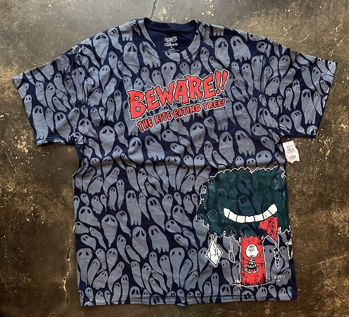 NWT Peanuts CharlieBrown All Over Print Kite Eating Tree Tee
