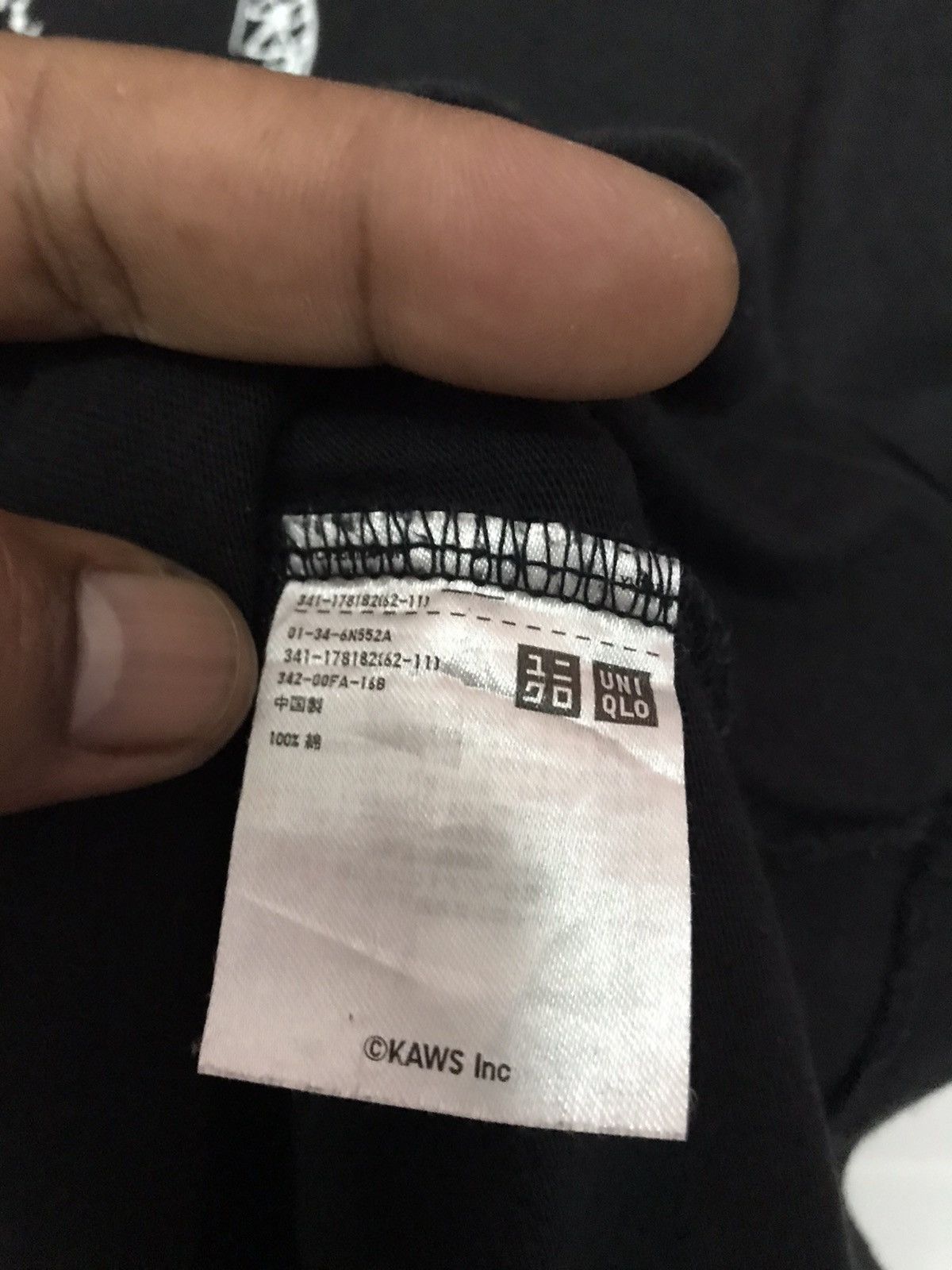 Kaws × Uniqlo Rare Uniqlo x Kaws Big Print Size US XL / EU 56 / 4 - 7 Thumbnail