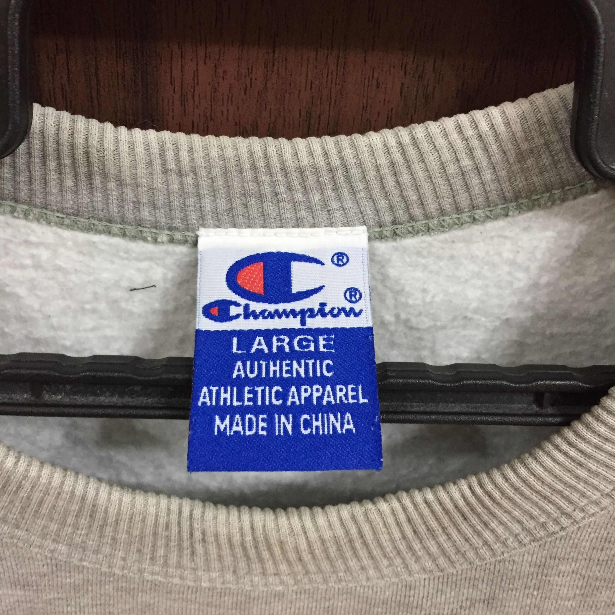 Champion Vintage Champion sweatshirt small logo jumper size L Size US L / EU 52-54 / 3 - 3 Thumbnail