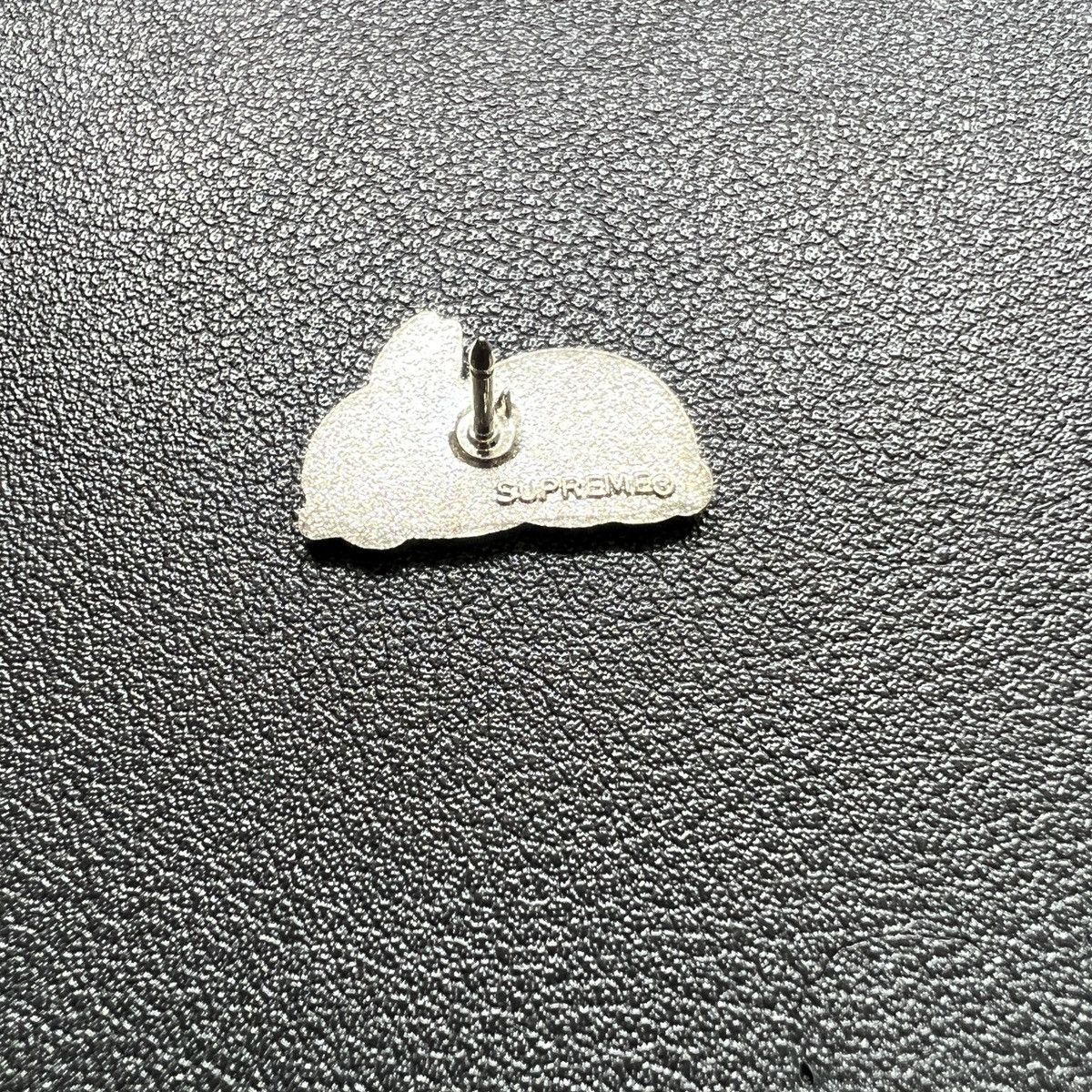 Supreme Supreme White Rabbit Pin FW16 Size ONE SIZE - 2 Thumbnail