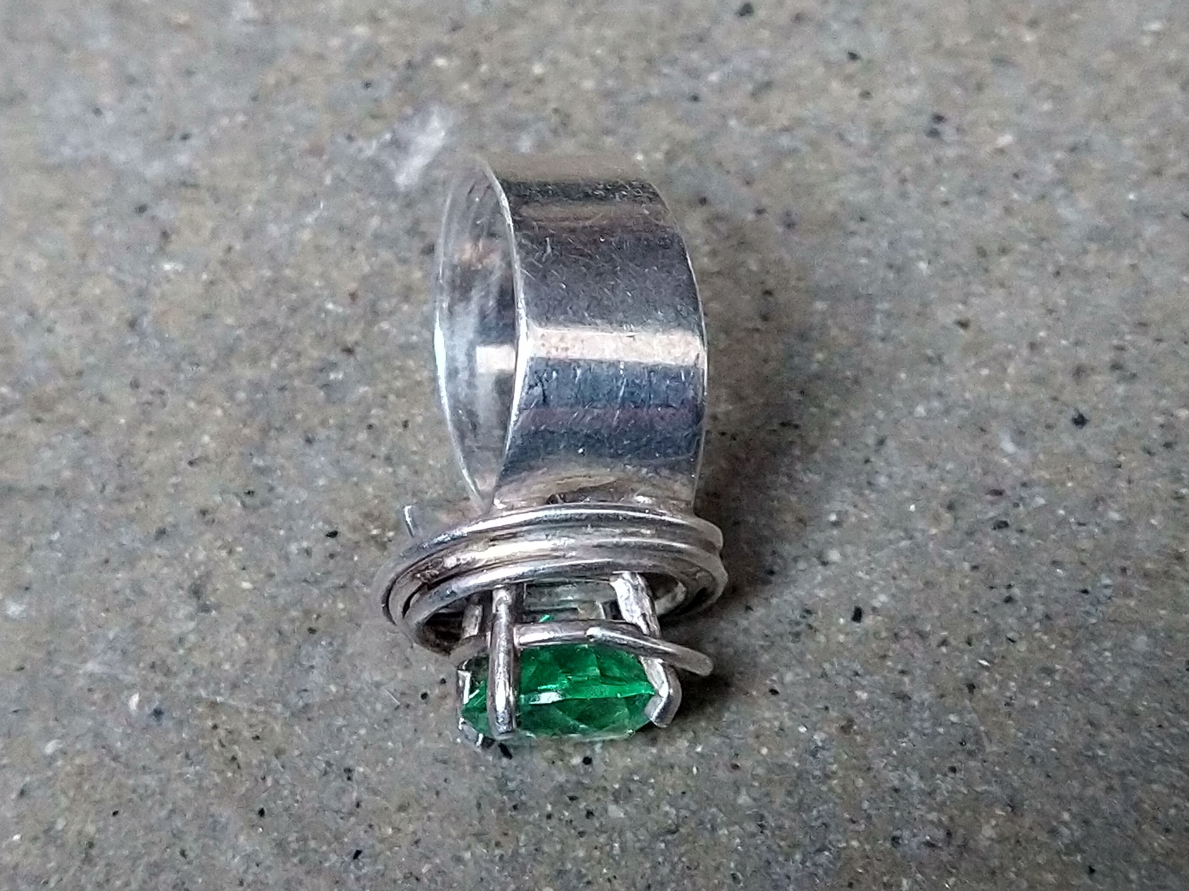 Jewelry × Sterling Silver Sterling Silver Ring Size 8 Green Glass Modern Steampunk Size ONE SIZE - 8 Thumbnail