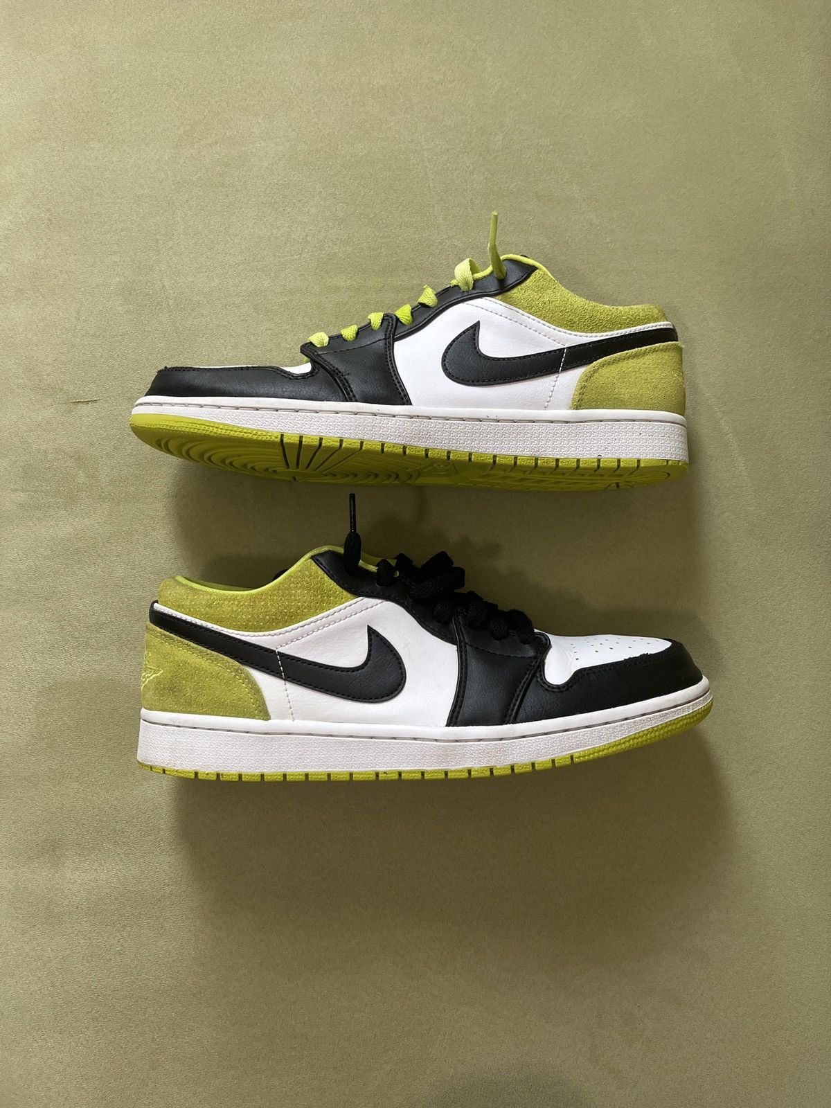 Jordan Brand Jordan 1 Low “Black Cyber” Size US 9 / EU 42 - 1 Thumbnail