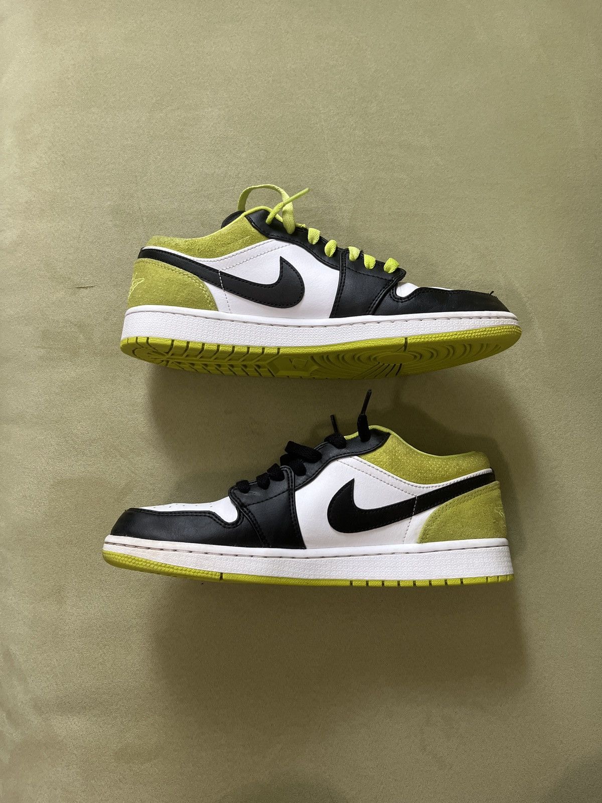 Jordan Brand Jordan 1 Low “Black Cyber” Size US 9 / EU 42 - 2 Thumbnail