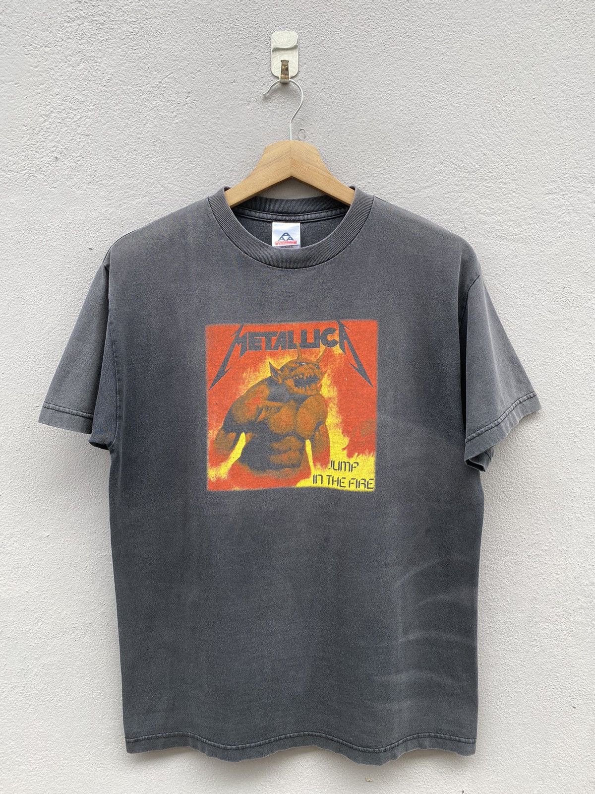 Metallica RARE💥Vintage METALLICA “JUMP IN THE FIRE” Sunfaded Rock Tee Size US M / EU 48-50 / 2 - 1 Thumbnail