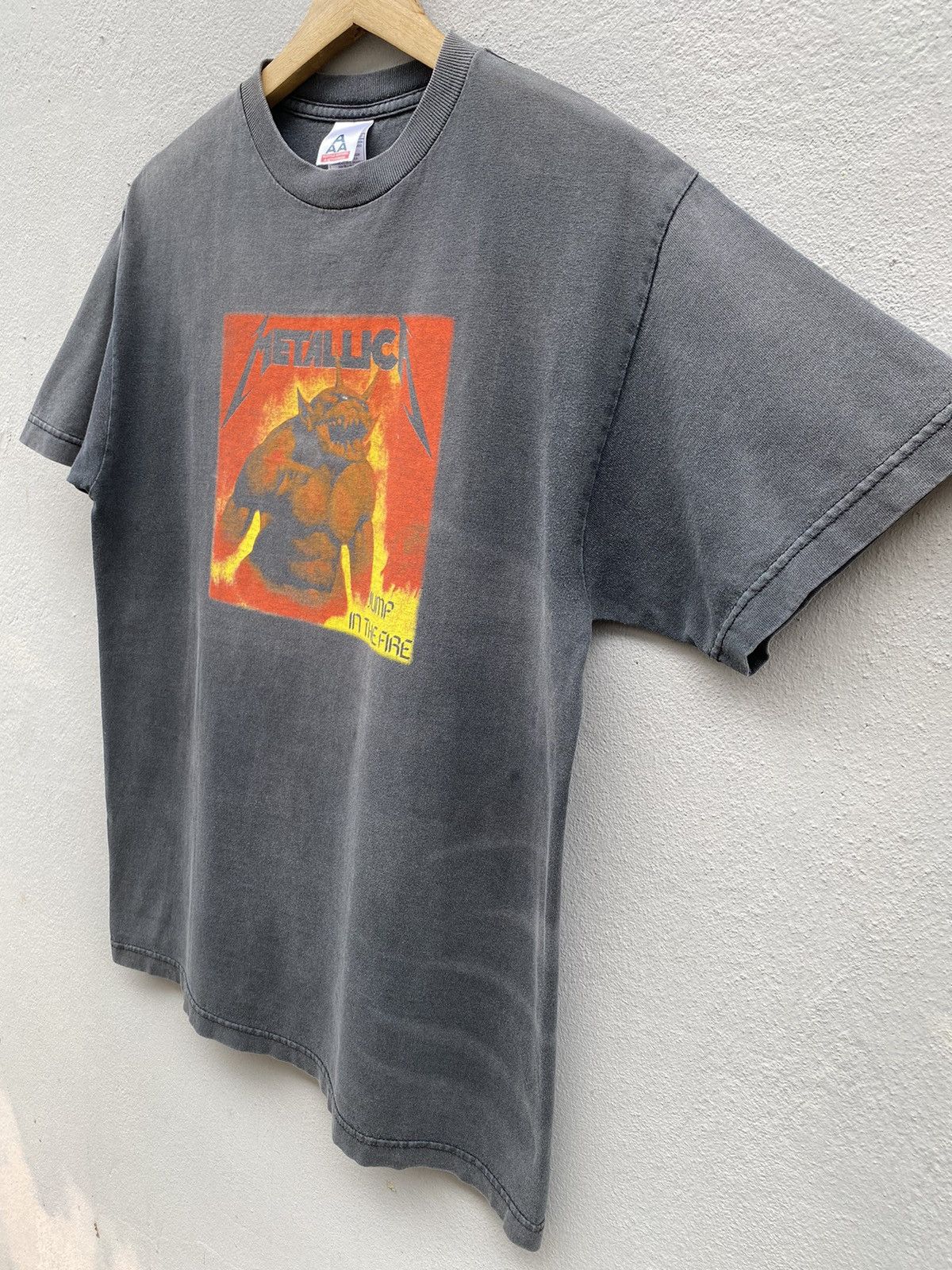 Metallica RARE💥Vintage METALLICA “JUMP IN THE FIRE” Sunfaded Rock Tee Size US M / EU 48-50 / 2 - 6 Thumbnail