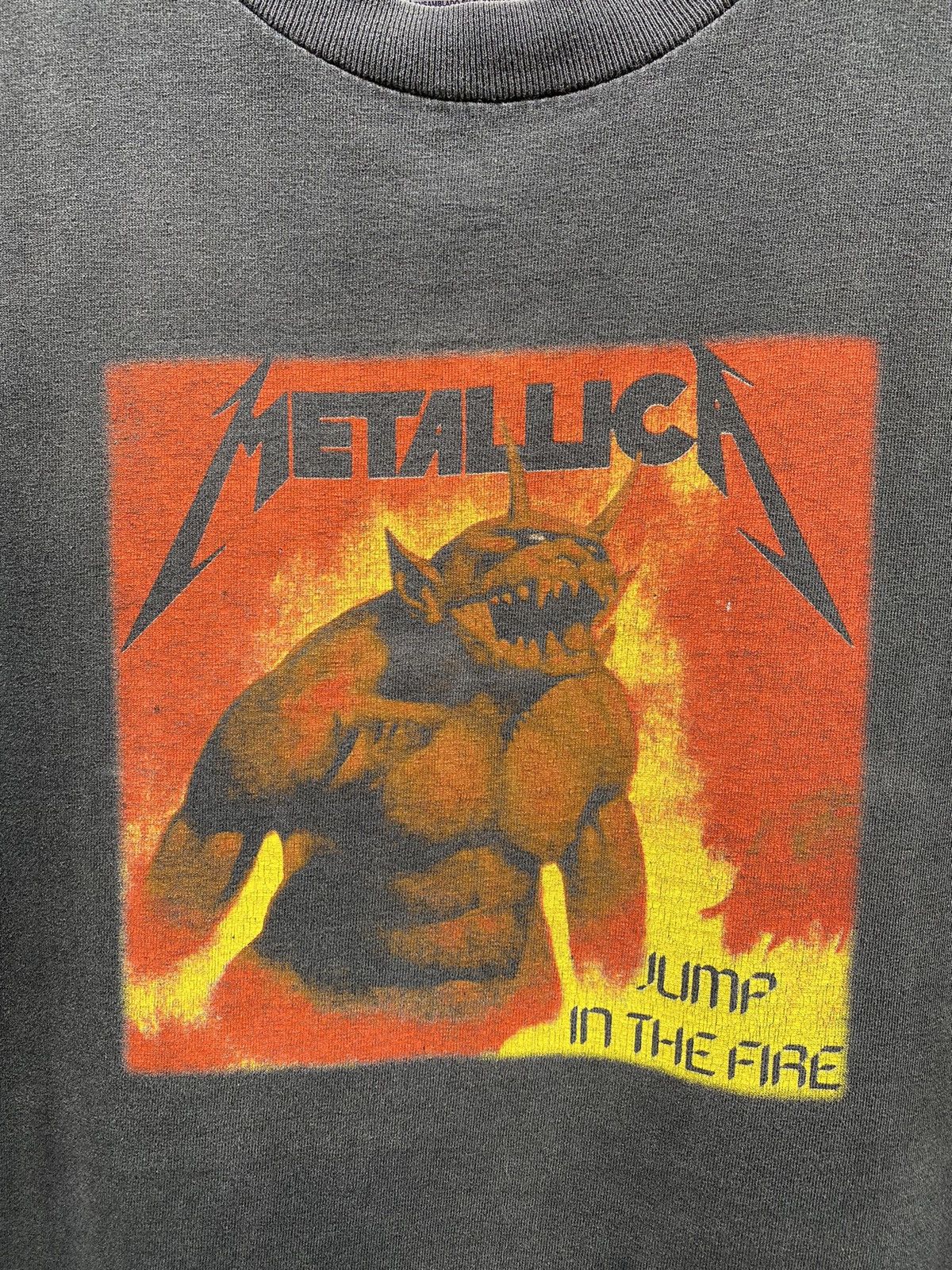 Metallica RARE💥Vintage METALLICA “JUMP IN THE FIRE” Sunfaded Rock Tee Size US M / EU 48-50 / 2 - 4 Thumbnail