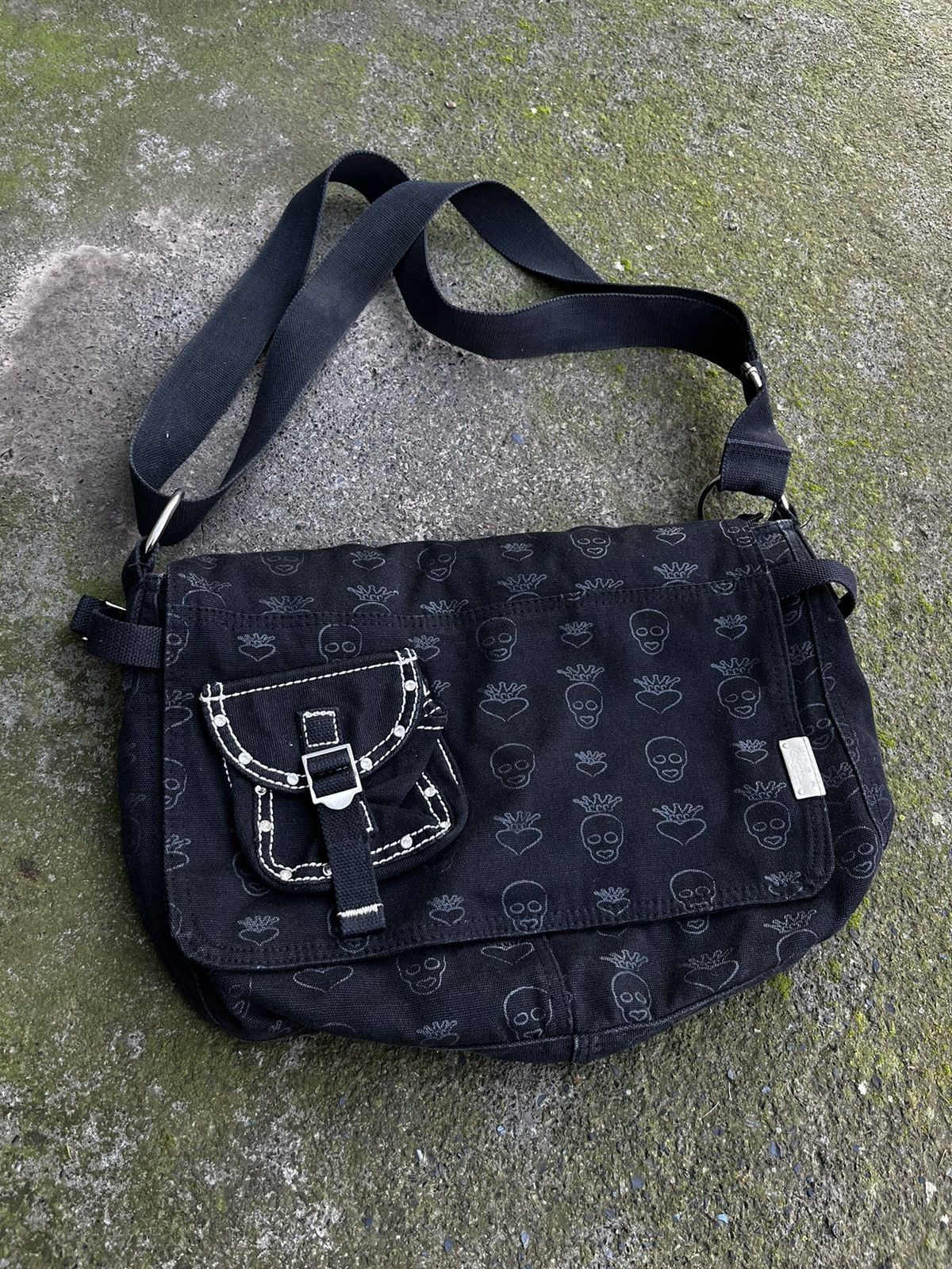 Japanese Brand Vintage y2k Messenger Bag with Skulls and Crowns Japanese Size ONE SIZE - 1 Thumbnail