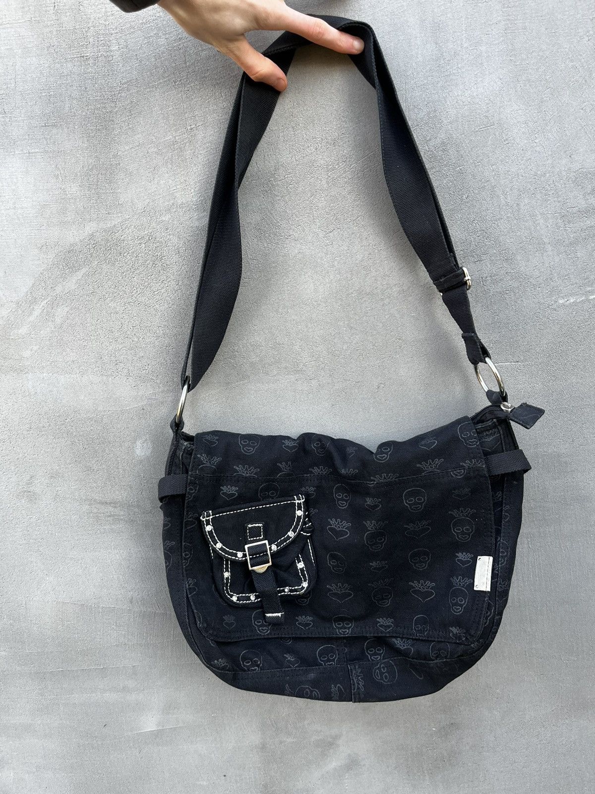 Japanese Brand Vintage y2k Messenger Bag with Skulls and Crowns Japanese Size ONE SIZE - 10 Thumbnail